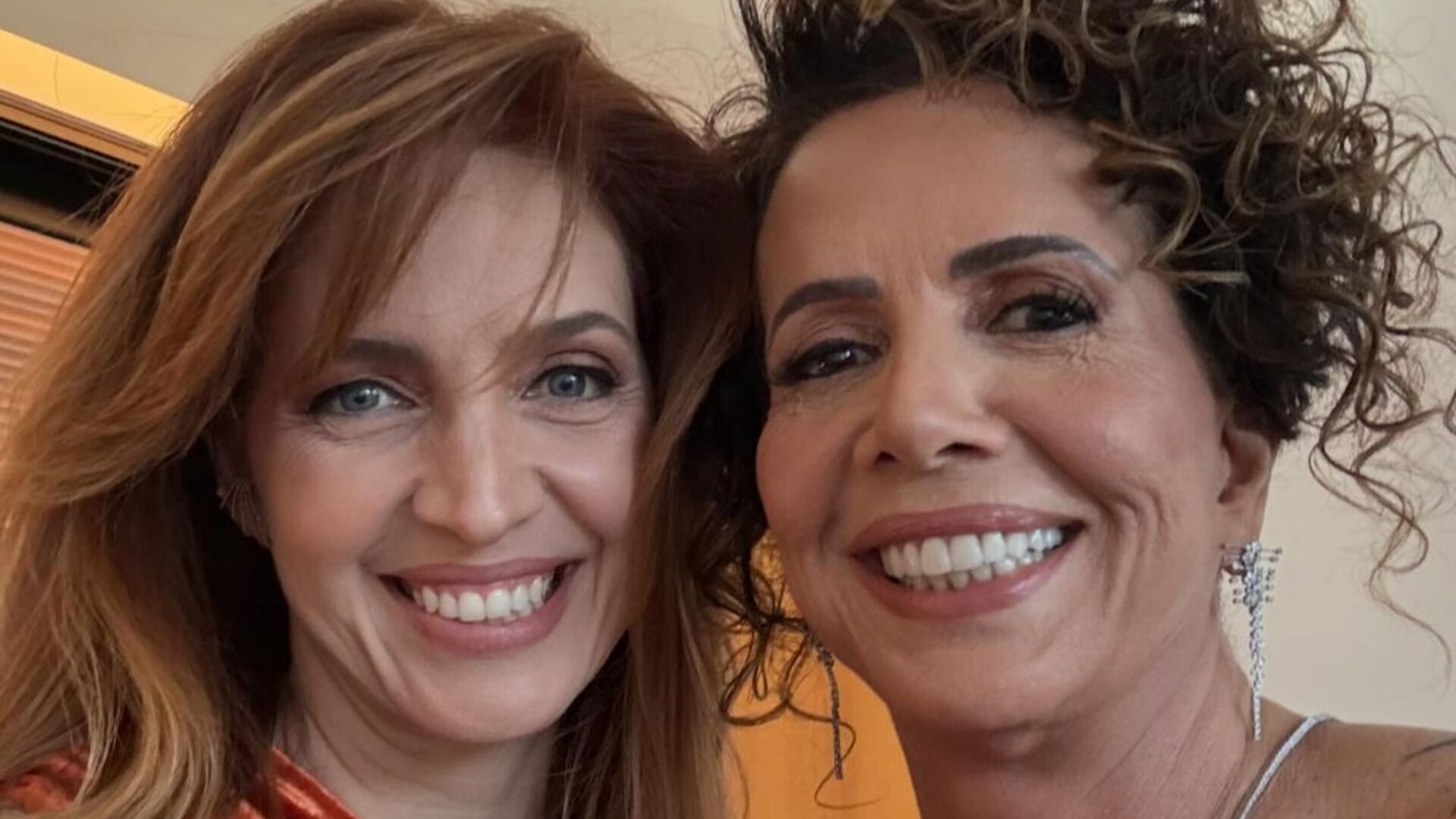Mãe de Poliana Abritta se casa e apresentadora mostra fotos; veja