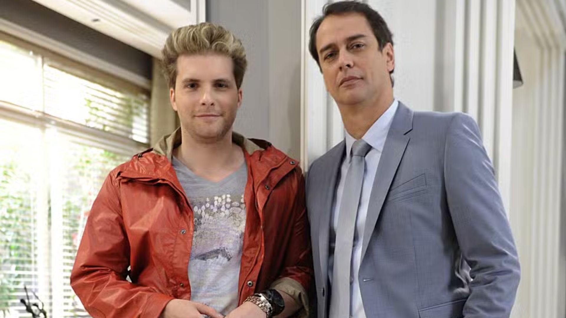 Thiago Fragoso e outros famosos celebram nova profissão de Marcello Antony
