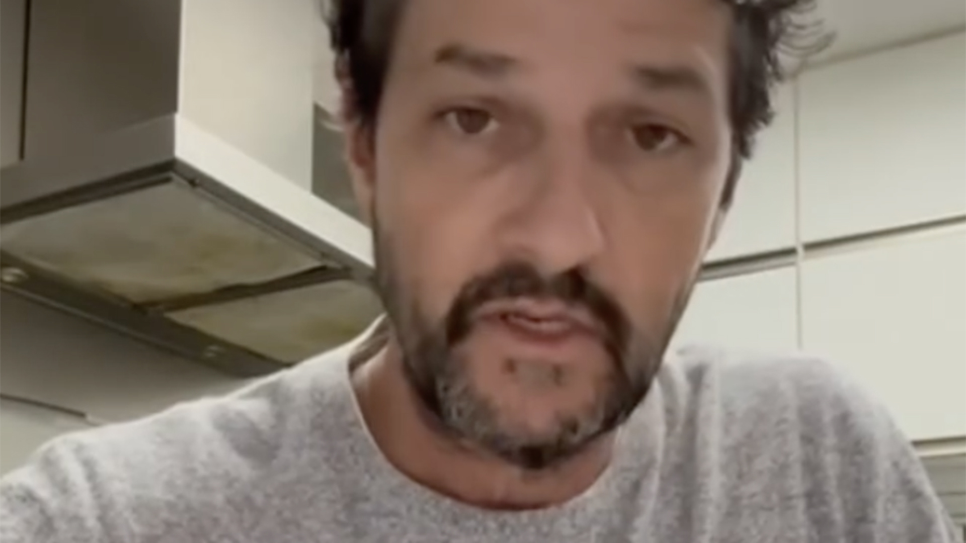 Marcelo Serrado relata crise de pânico em aeroporto: ‘Não consegui’