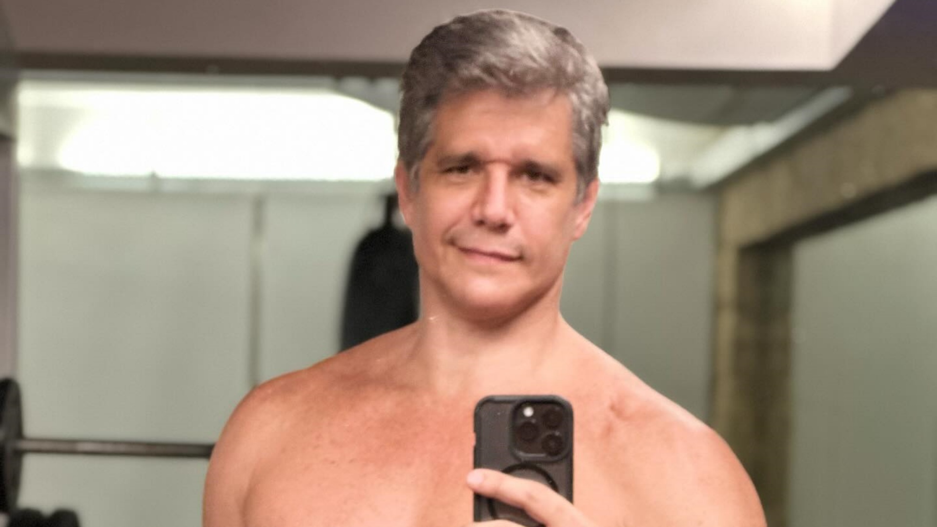 Marcio Garcia impressiona ao postar fotos sem camisa: “Perfeito”