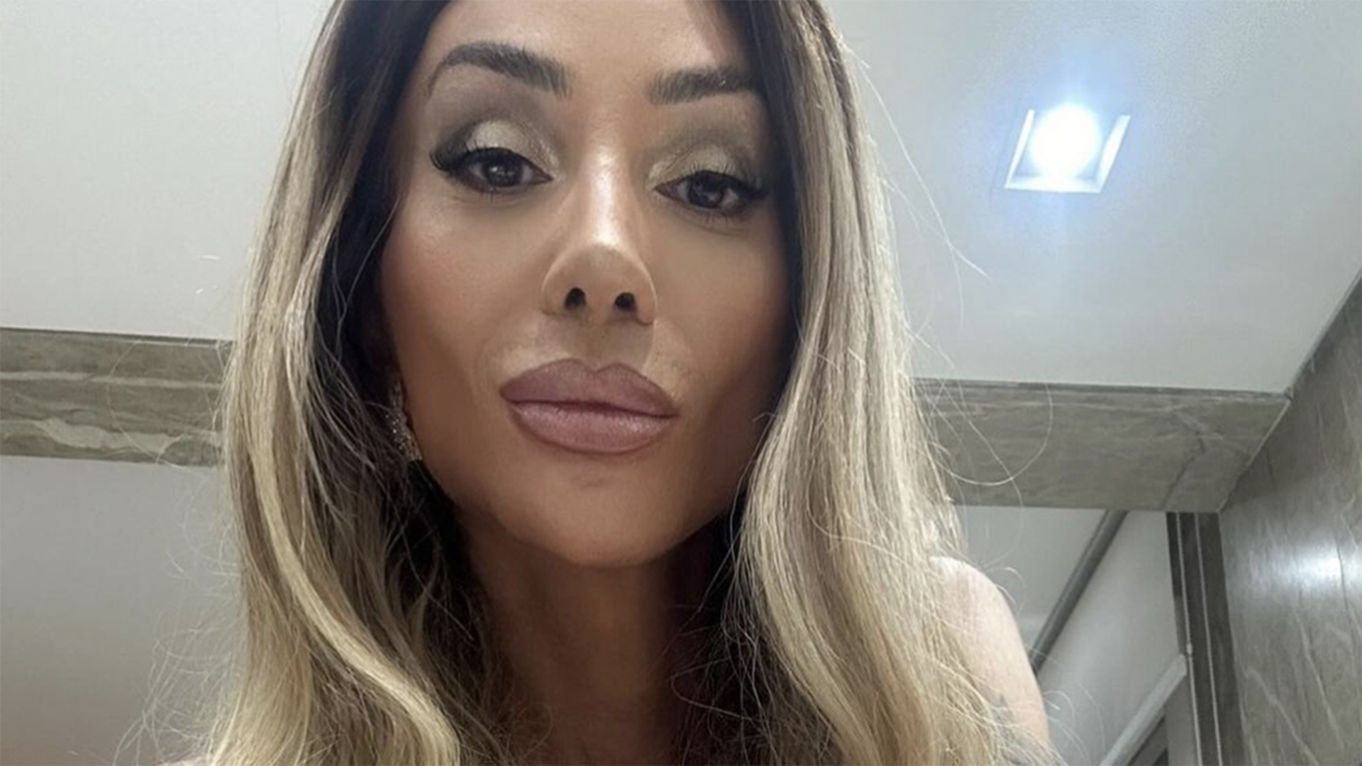 Maya Massafera faz discurso sobre sua vida: ‘Amo ser travesti’