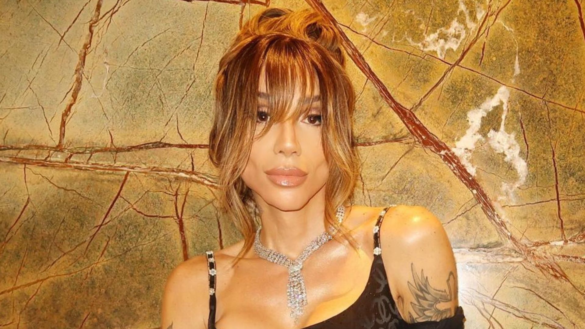 Maya Massafera surge impecável com look chiquérrimo e encanta web