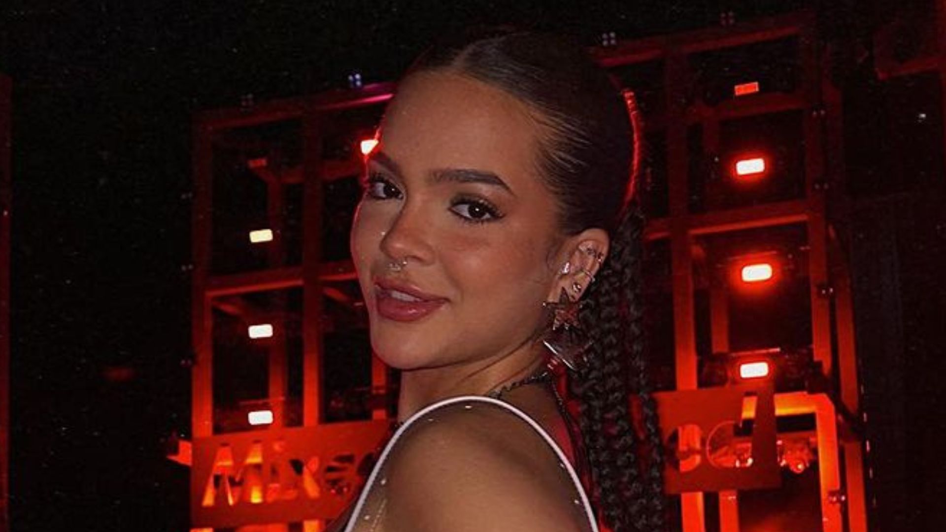 Mel Maia leva ‘mordidinha’ de namorado em noite de festa no Rio de Janeiro