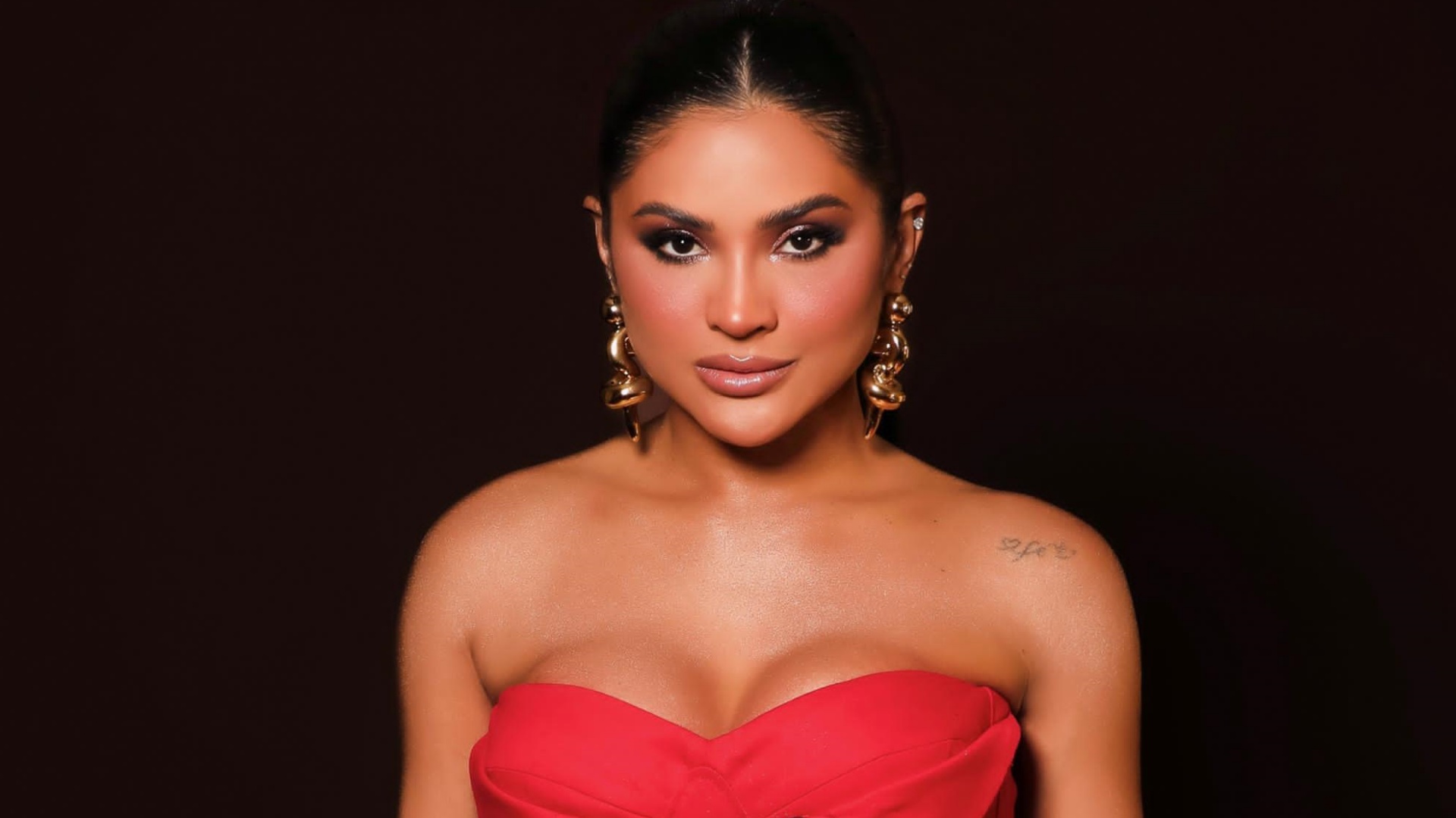 Mileide Mihaile aposta em look ousado para evento junino