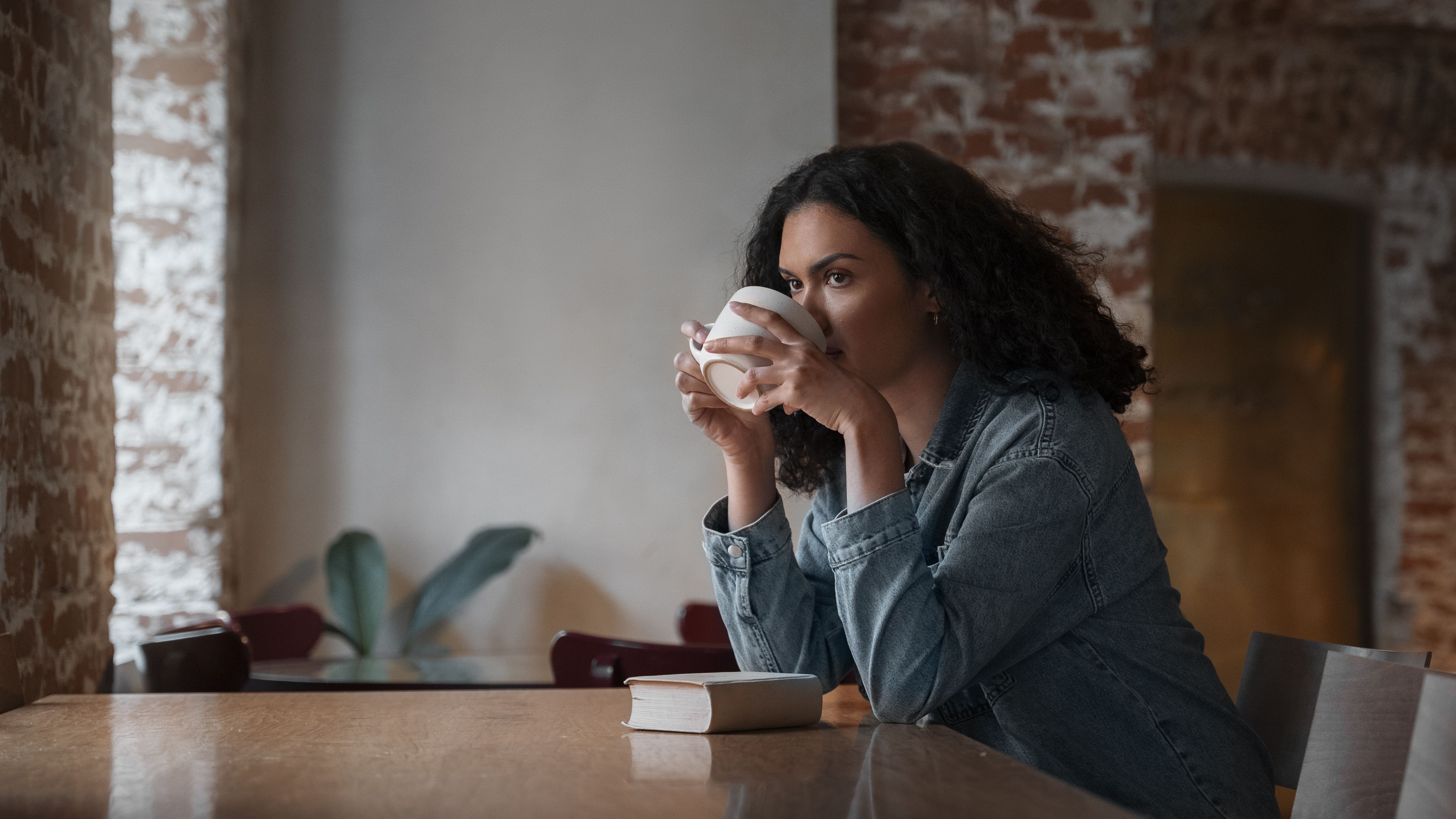Café pode impactar negativamente no tratamento da endometriose; entenda