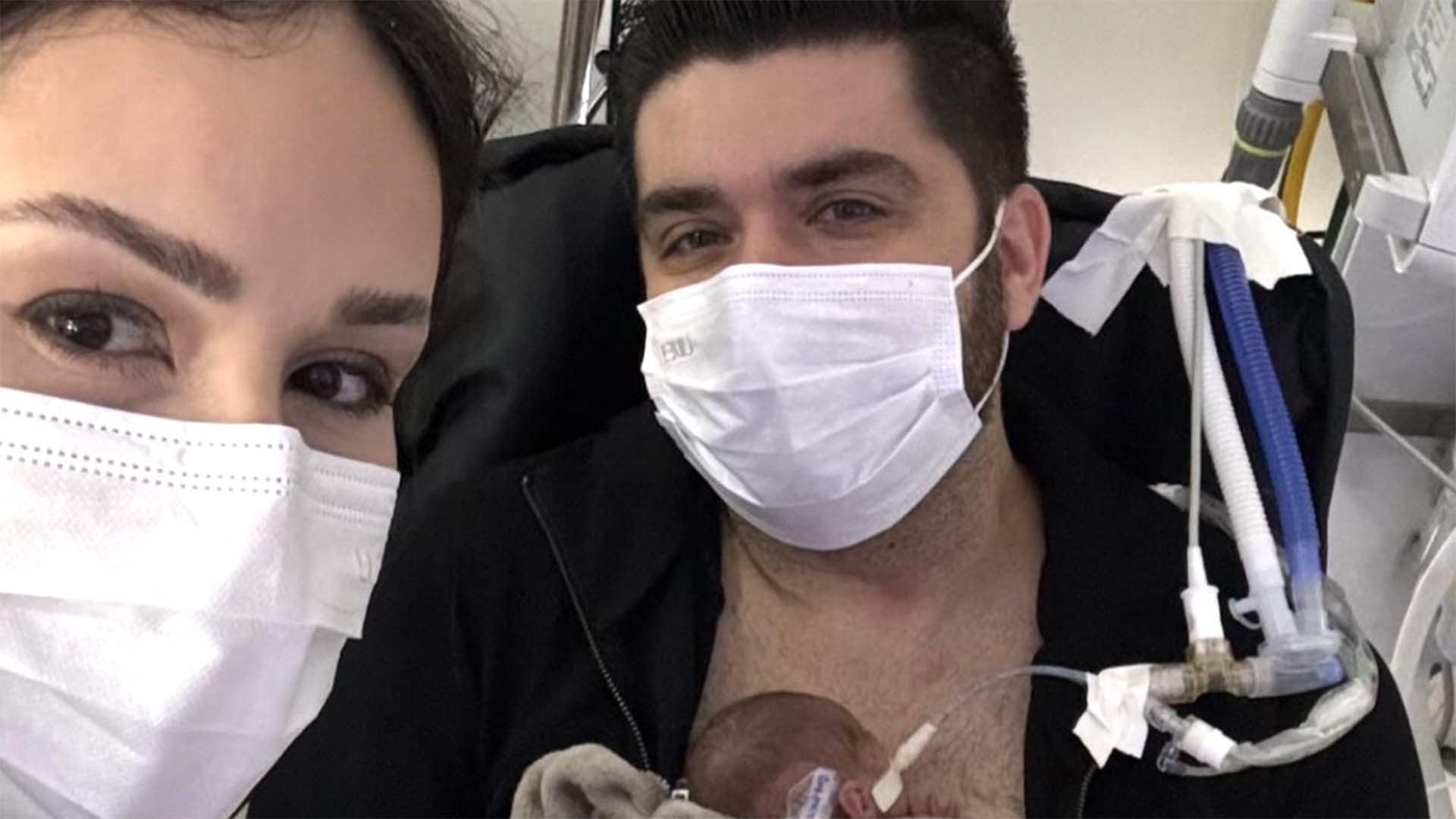 Marido de Nadja Haddad segura o filho no colo pela primeira vez