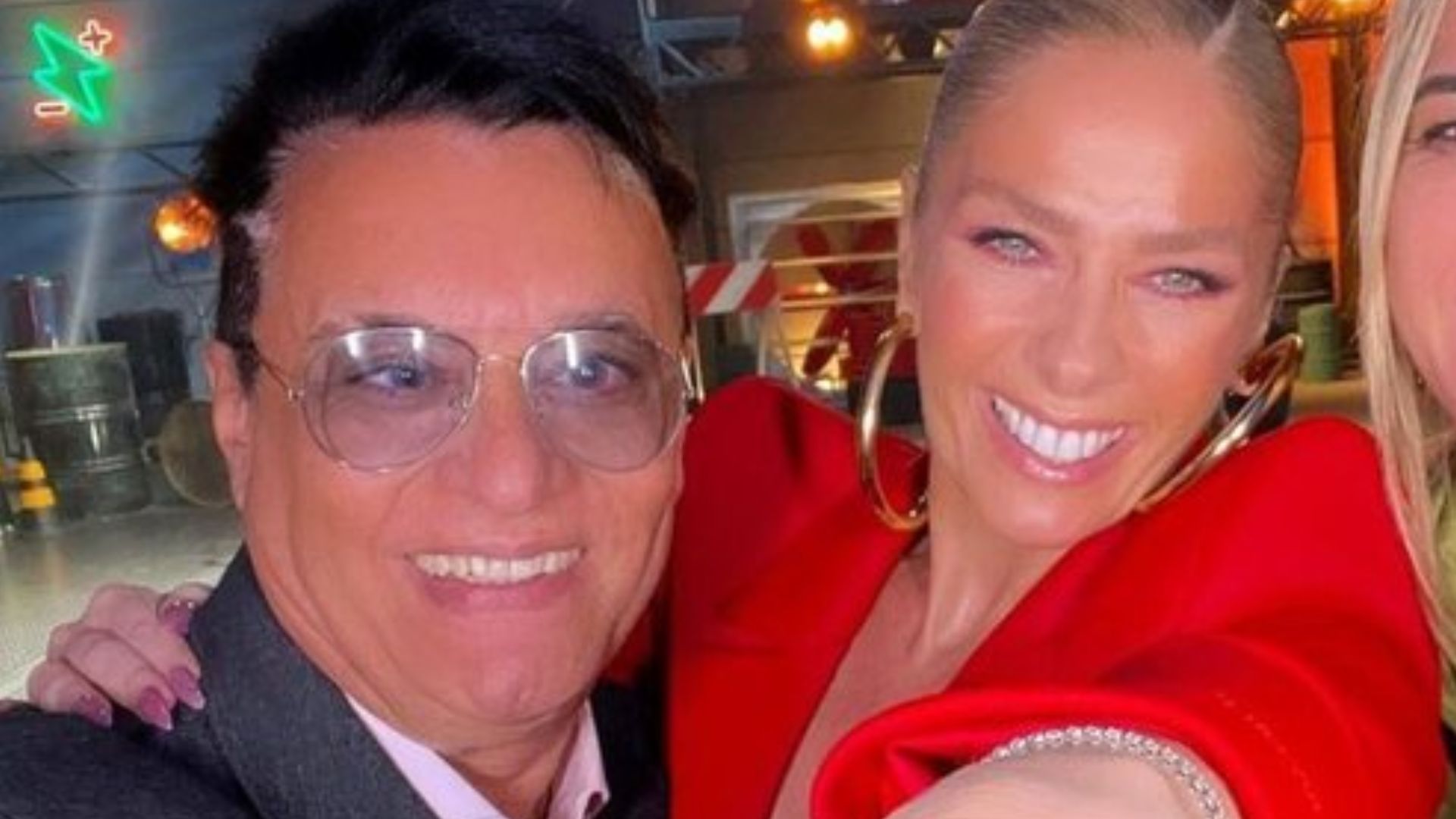 Adriane Galisteu presta homenagem ao cantor Nahim, ex-Power Couple