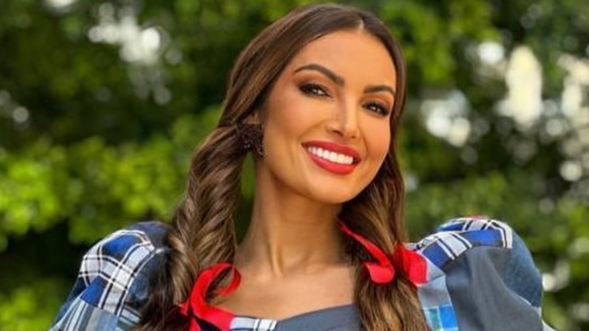 Patrícia Poeta chama atenção ao surgir com look junino: “Lindona”