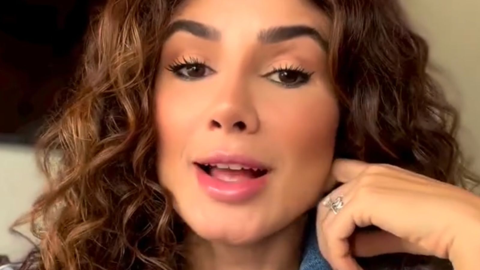 Paula Fernandes revela que cortou contato com cantor sertanejo após levar ‘bolo’