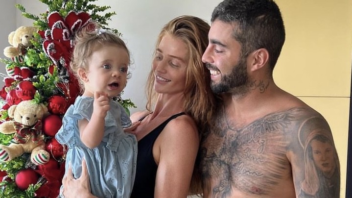 Pedro Scooby e Cintia Dicker dão presente de R$ 4 mil para a filha, Aurora