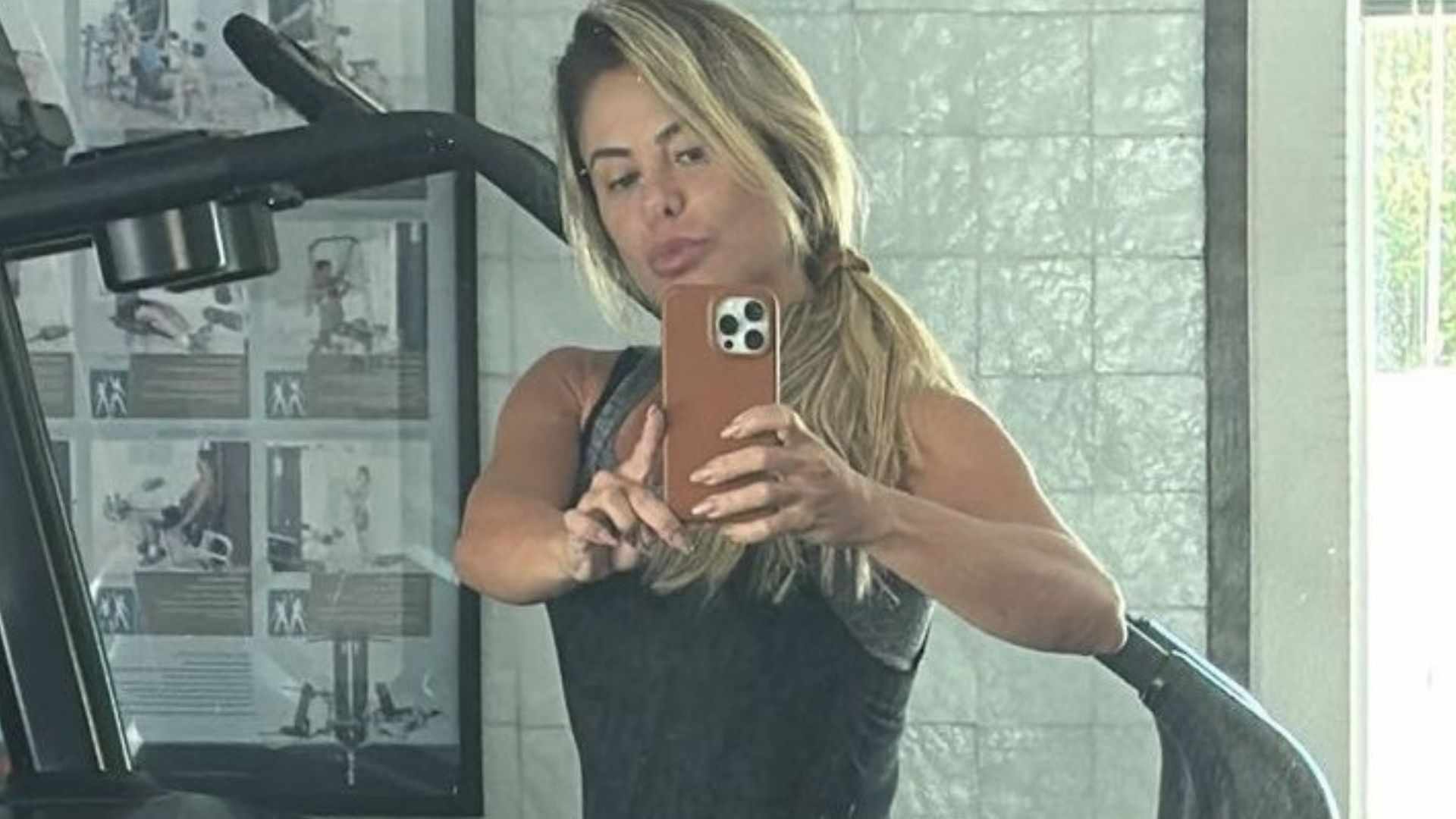 Poliana Rocha surpreende ao exibir seu corpo atual na academia de sua casa