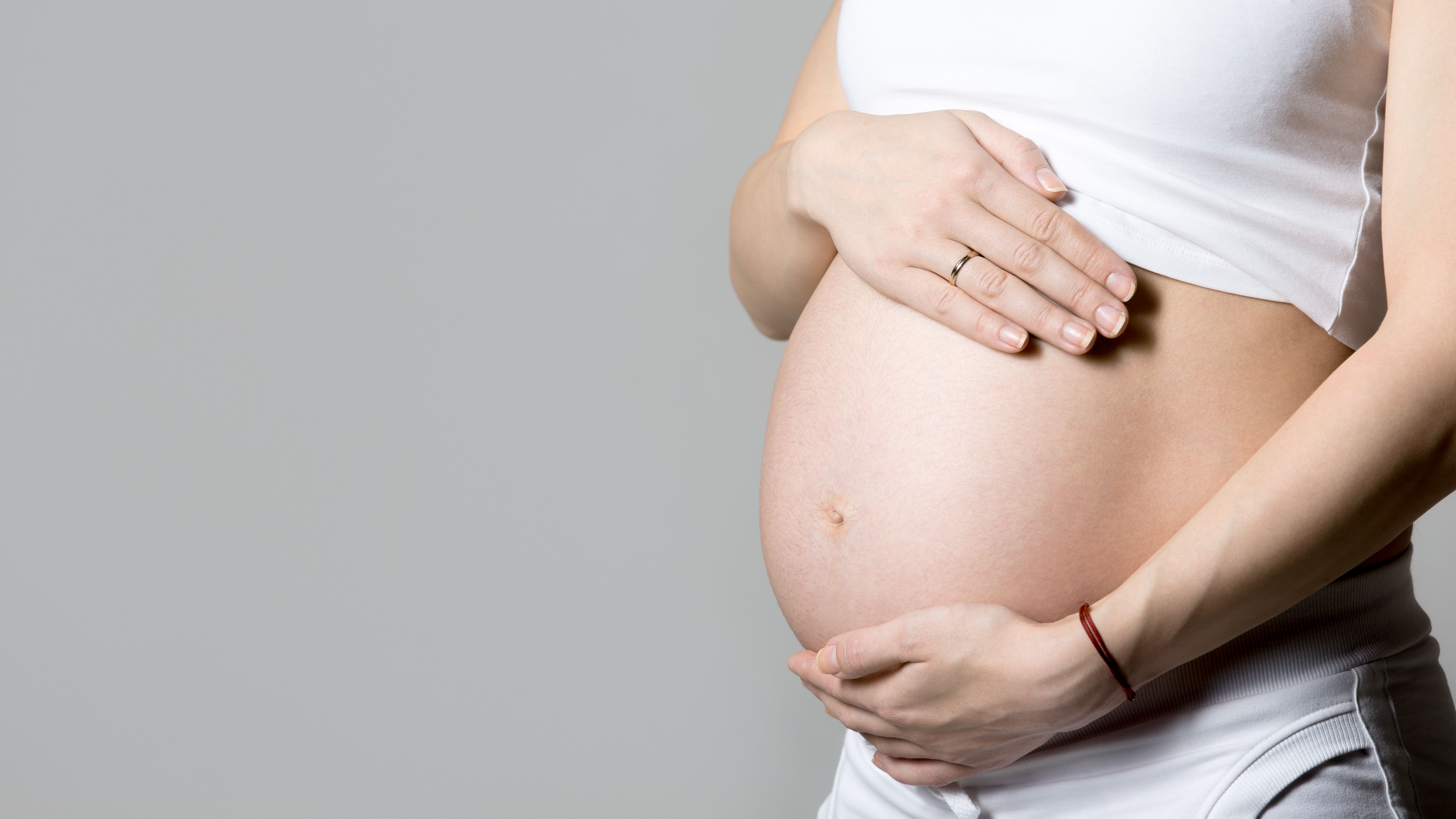 Abdominoplastia um pouco antes da gravidez pode acarretar sério problema; entenda