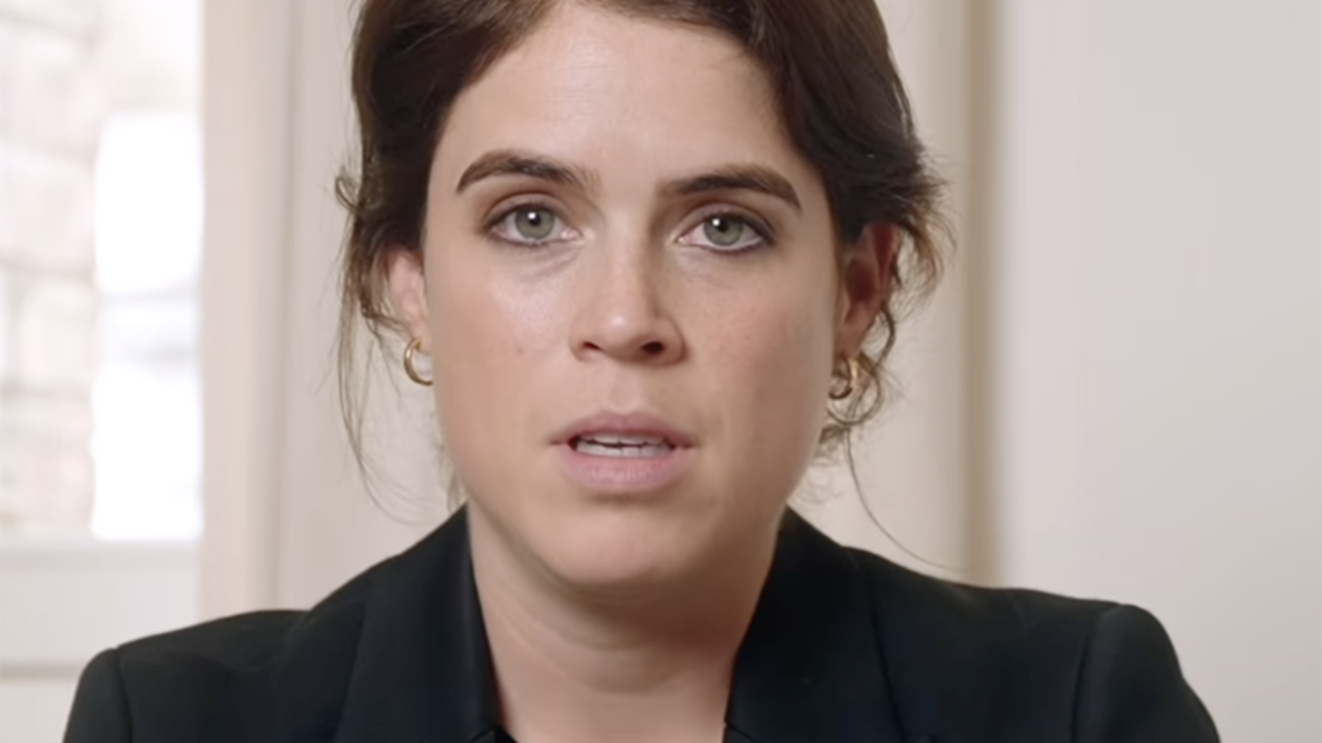 Princesa Eugenie exibe cicatriz nas costas ao alertar para questão de saúde