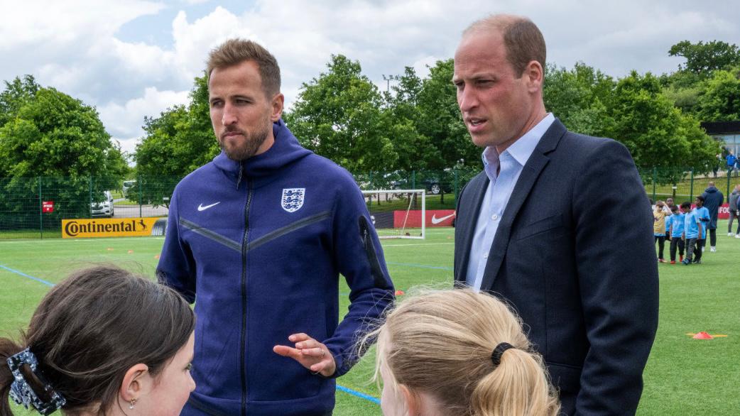 Príncipe William compartilha dica de filho mais novo para time de futebol da Inglaterra