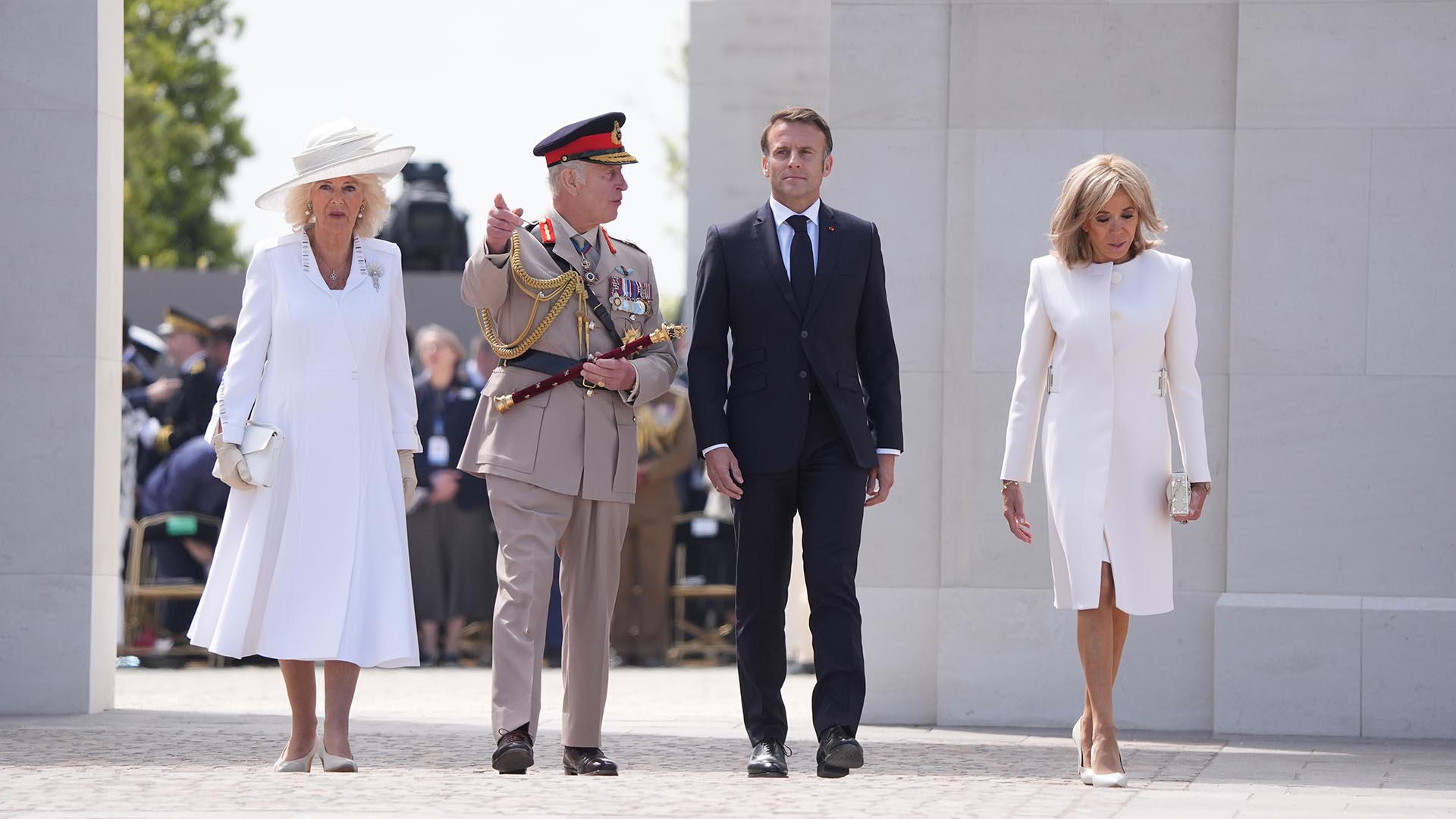 Climão real! Rainha Camilla evita tocar na primeira-dama da França