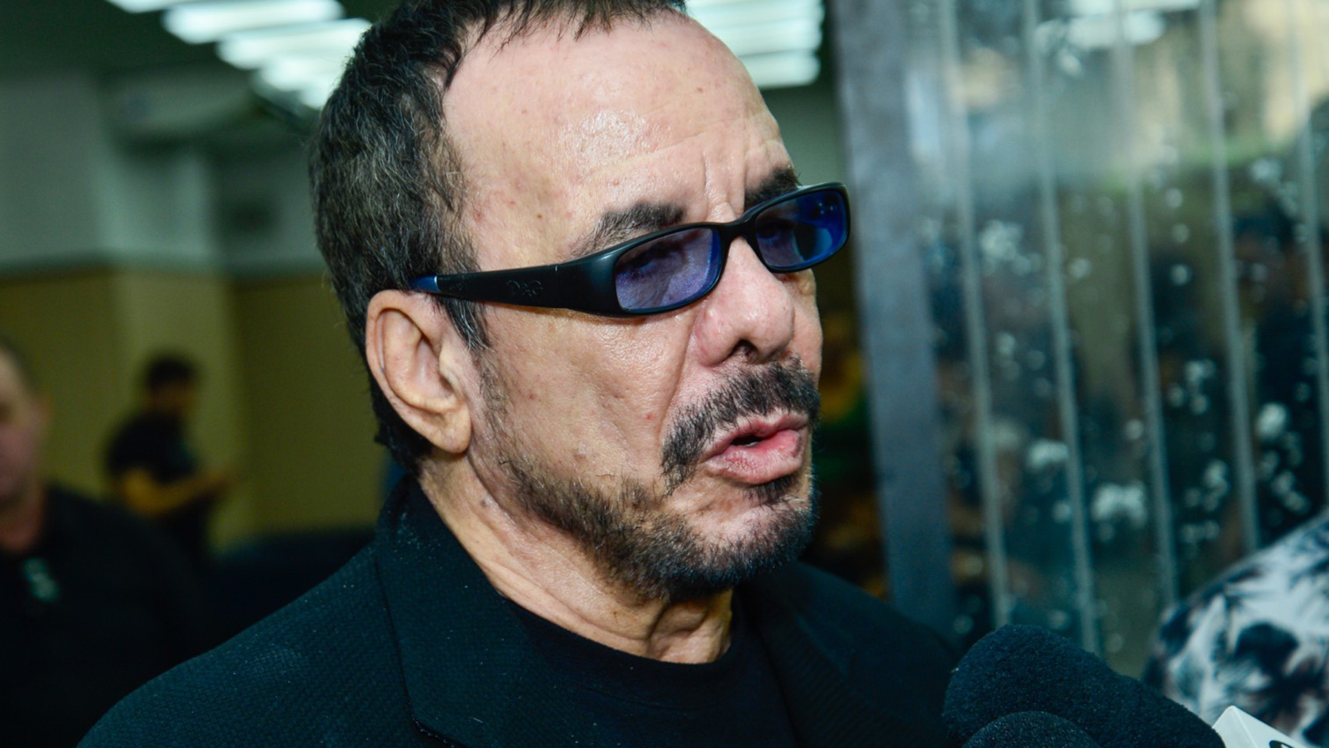Ralf dá o último adeus para seu irmão, Chrystian, durante o velório