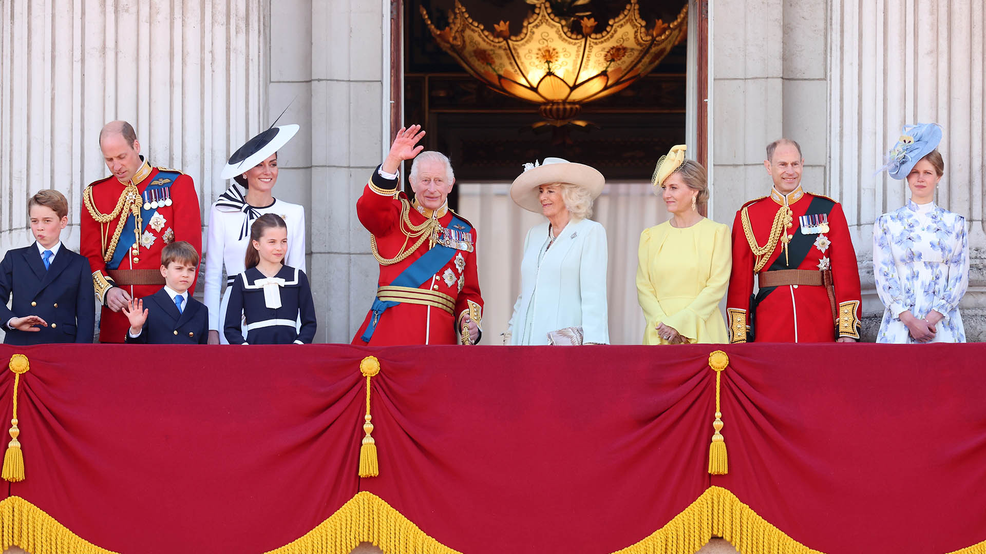 Rei Charles III reúne a família no Trooping the Colour