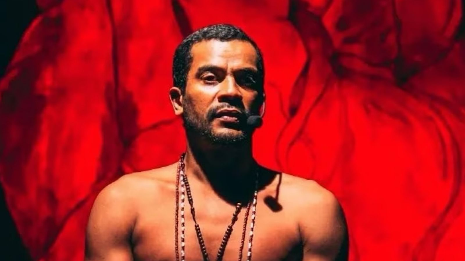 Samuel de Assis traz reflexão em monólogo: ‘Para isso que a gente faz arte’