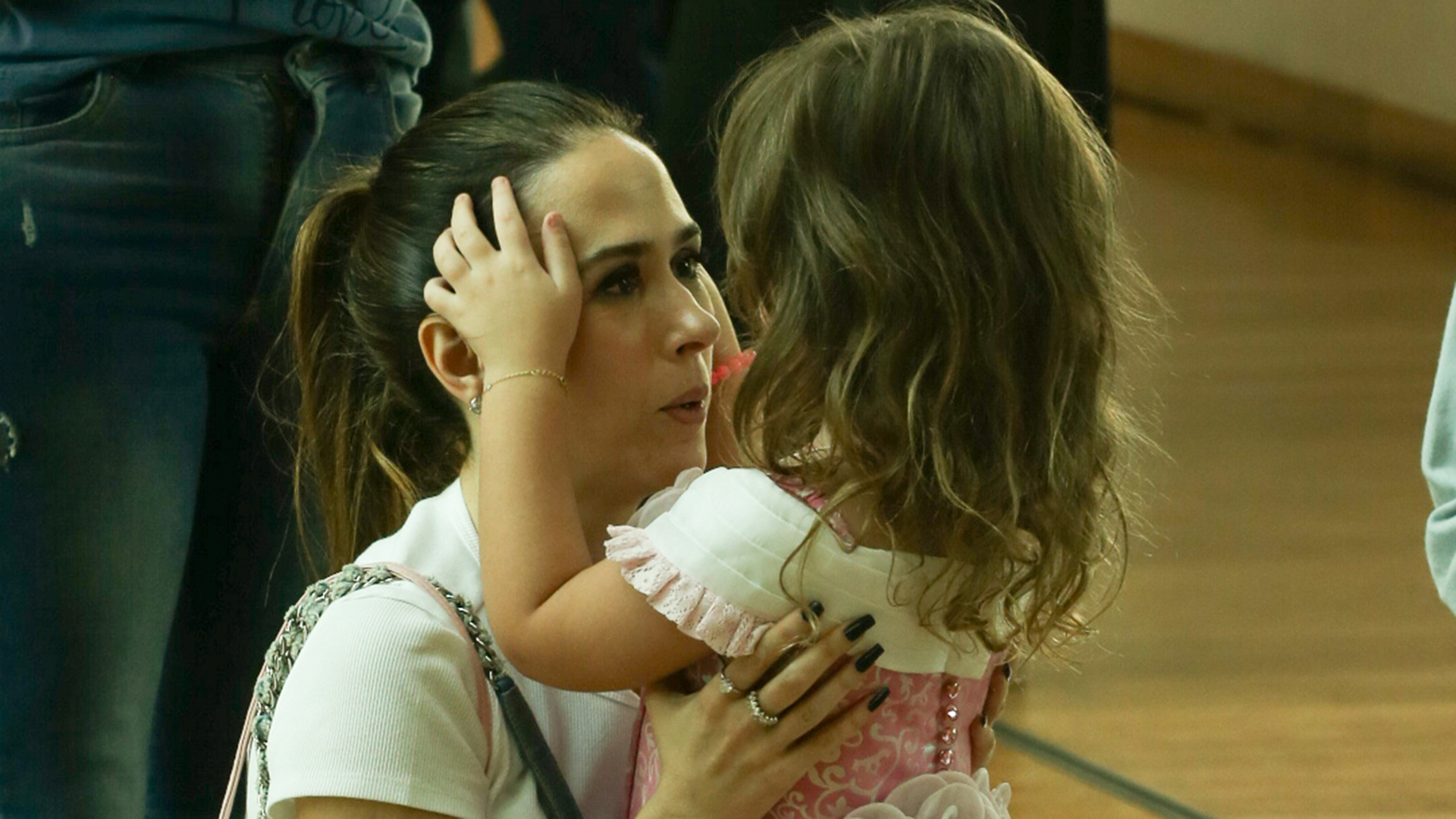 Tata Werneck curte passeio com a filha no shopping