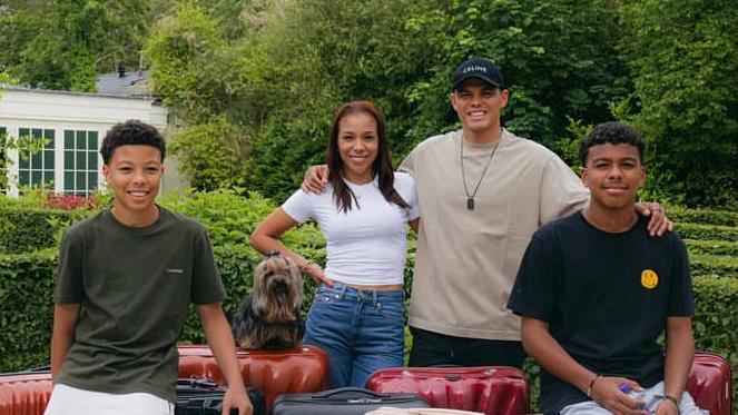 Thiago Silva e família posam com as malas prontas para voltar ao Brasil