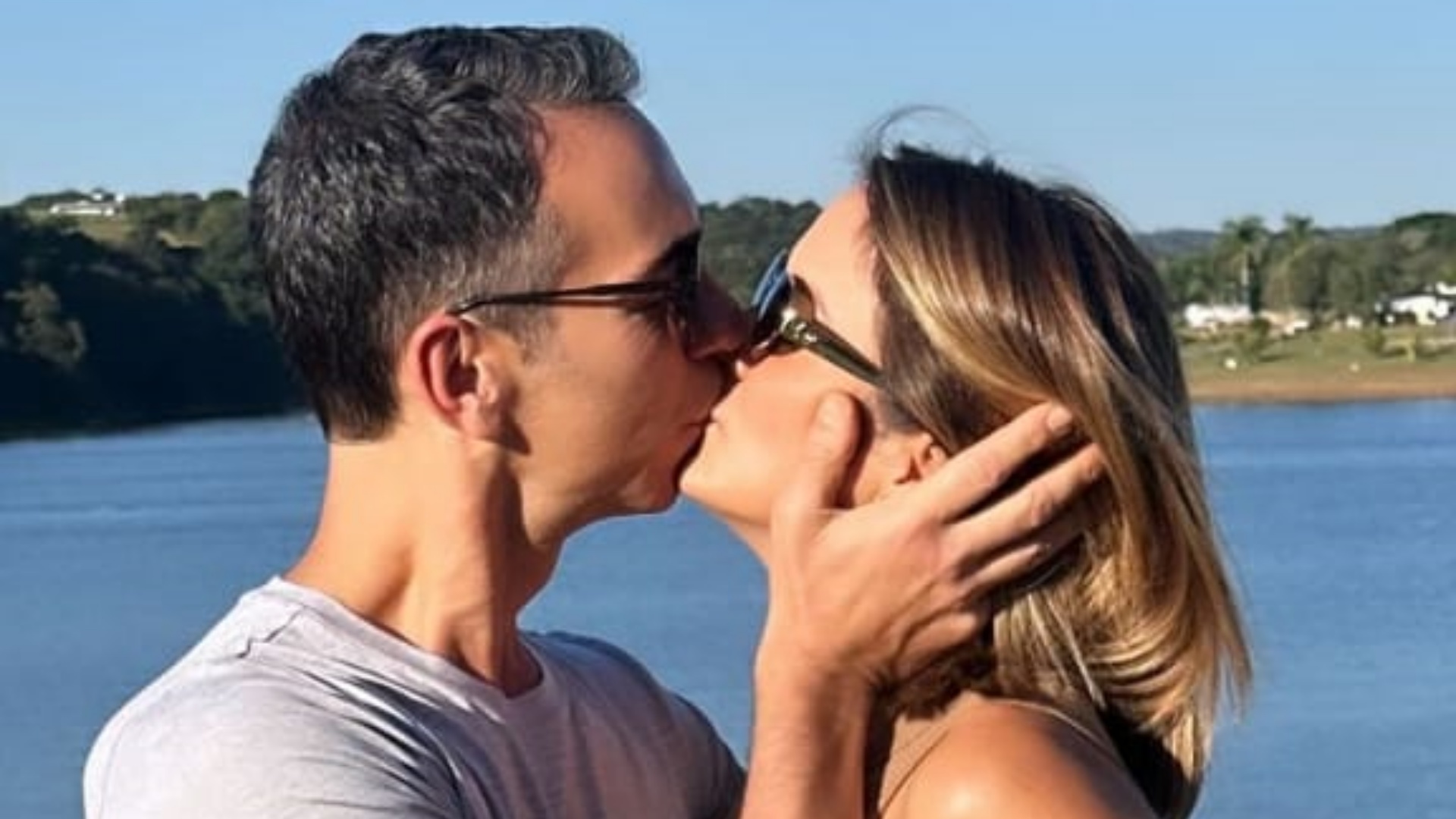 Ticiane Pinheiro surge em clima de romance com o marido durante viagem