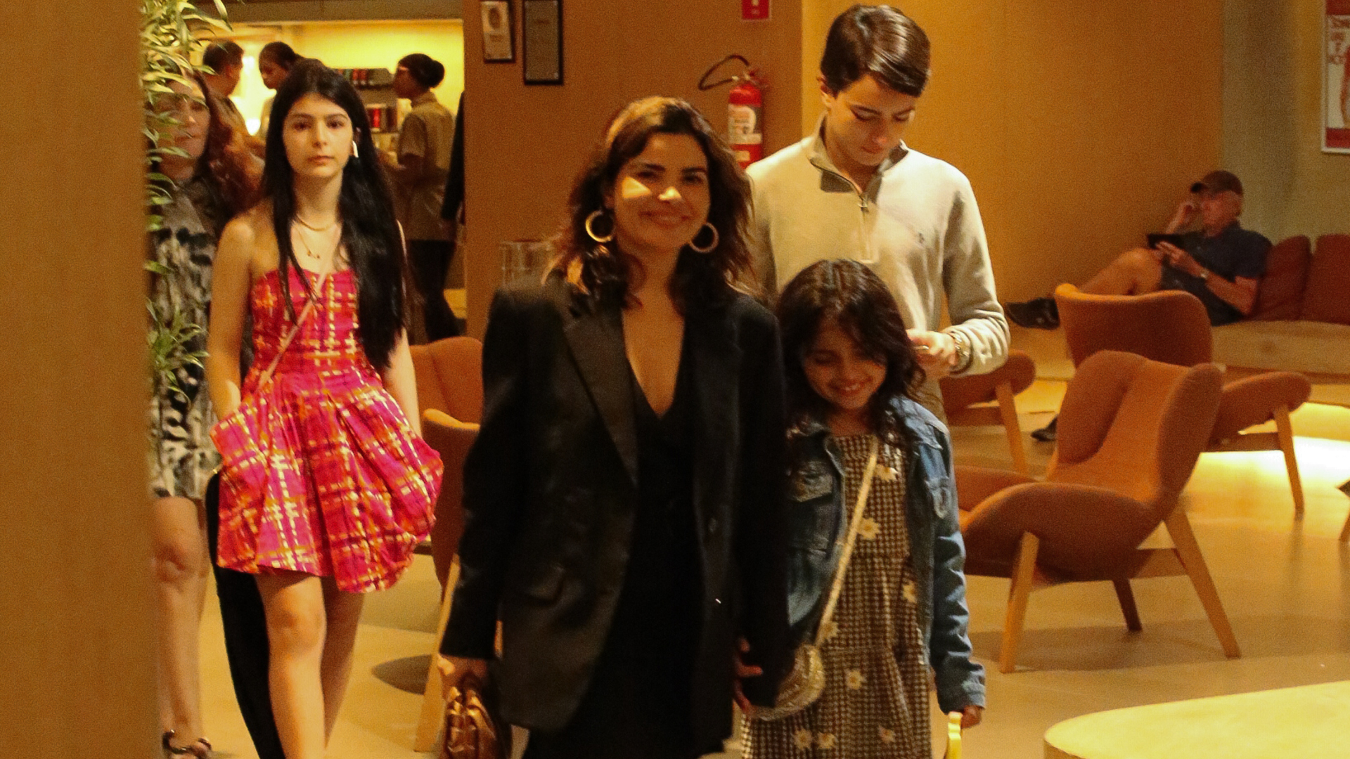 Vanessa Giácomo faz rara aparição com o filho mais velho e a filha