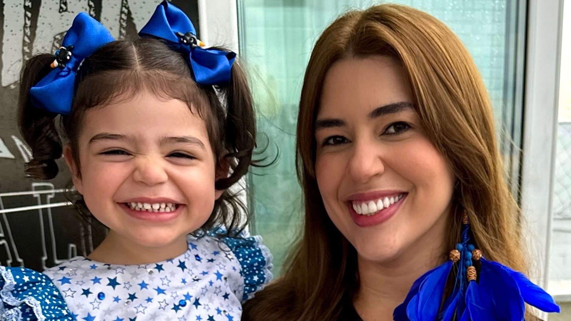 Filha de Vivian Amorim rouba a cena ao surgir com look estiloso em evento