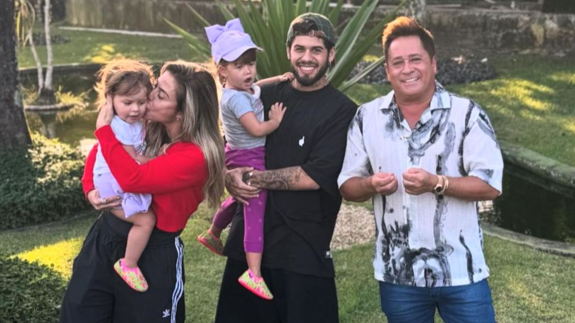 Zé Felipe aproveita dia de pescaria com a família em nova mansão