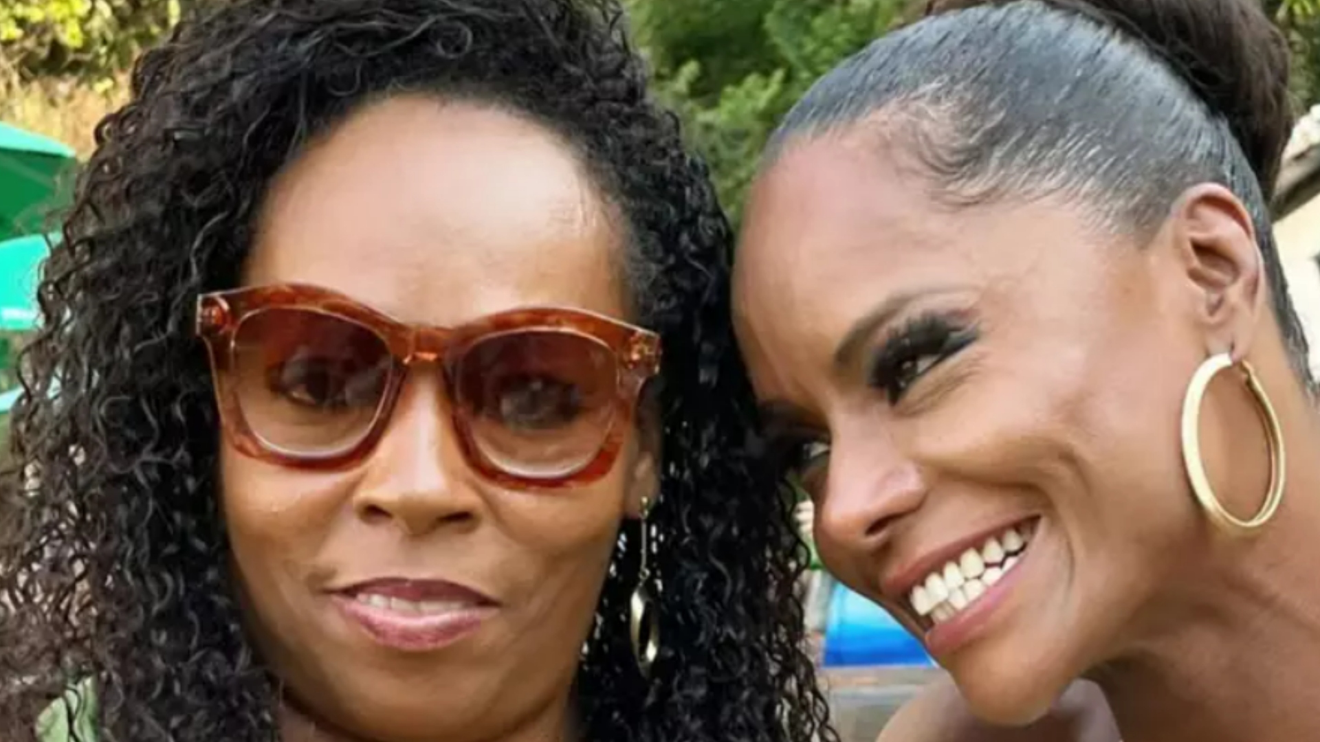 Adriana Bombom relata reencontro com sobrinhas na missa de sétimo dia da irmã: ‘Elas estão tristes’