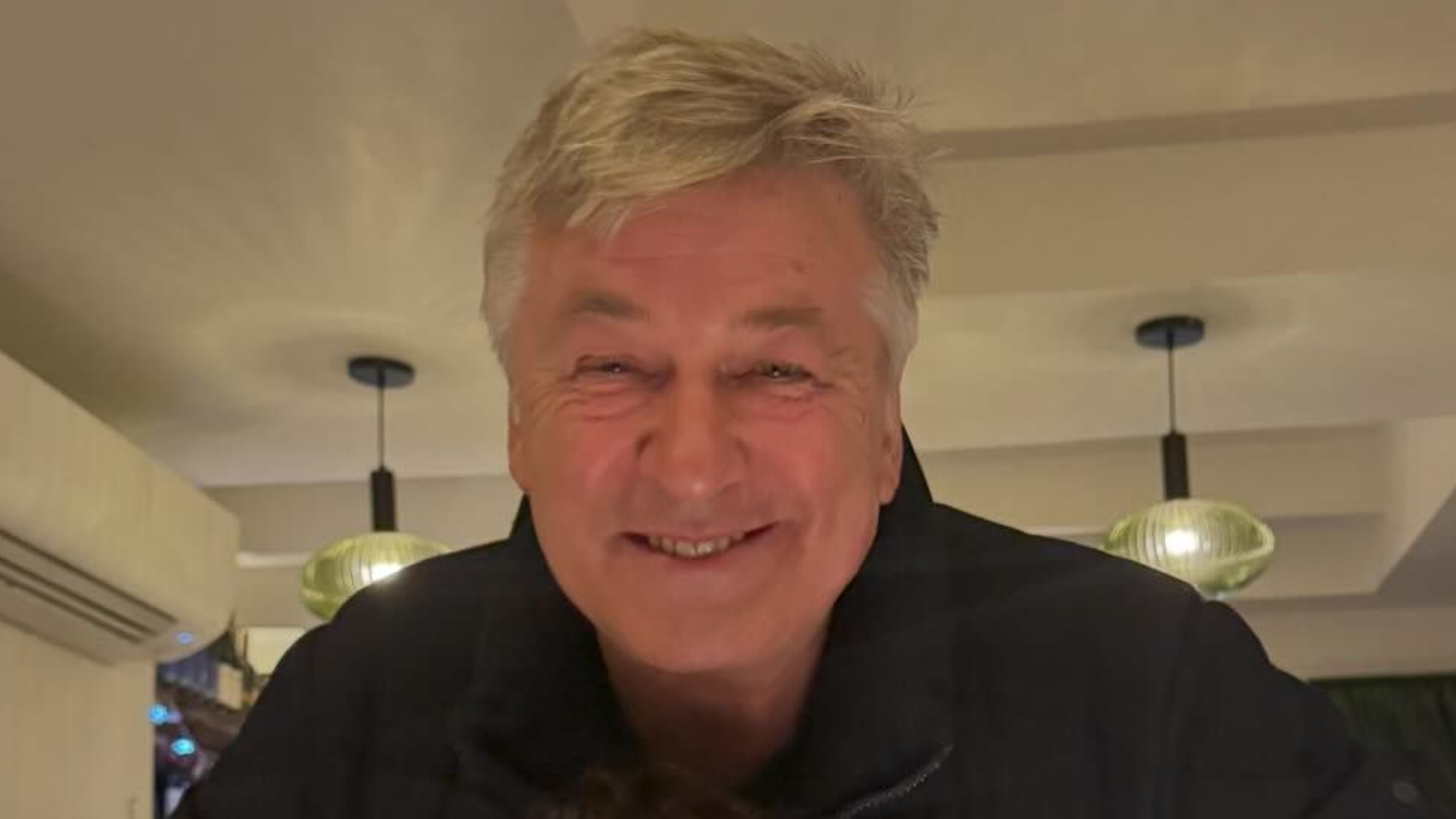 Pai de Hailey Bieber dá apoio ao irmão Alec Baldwin durante julgamento