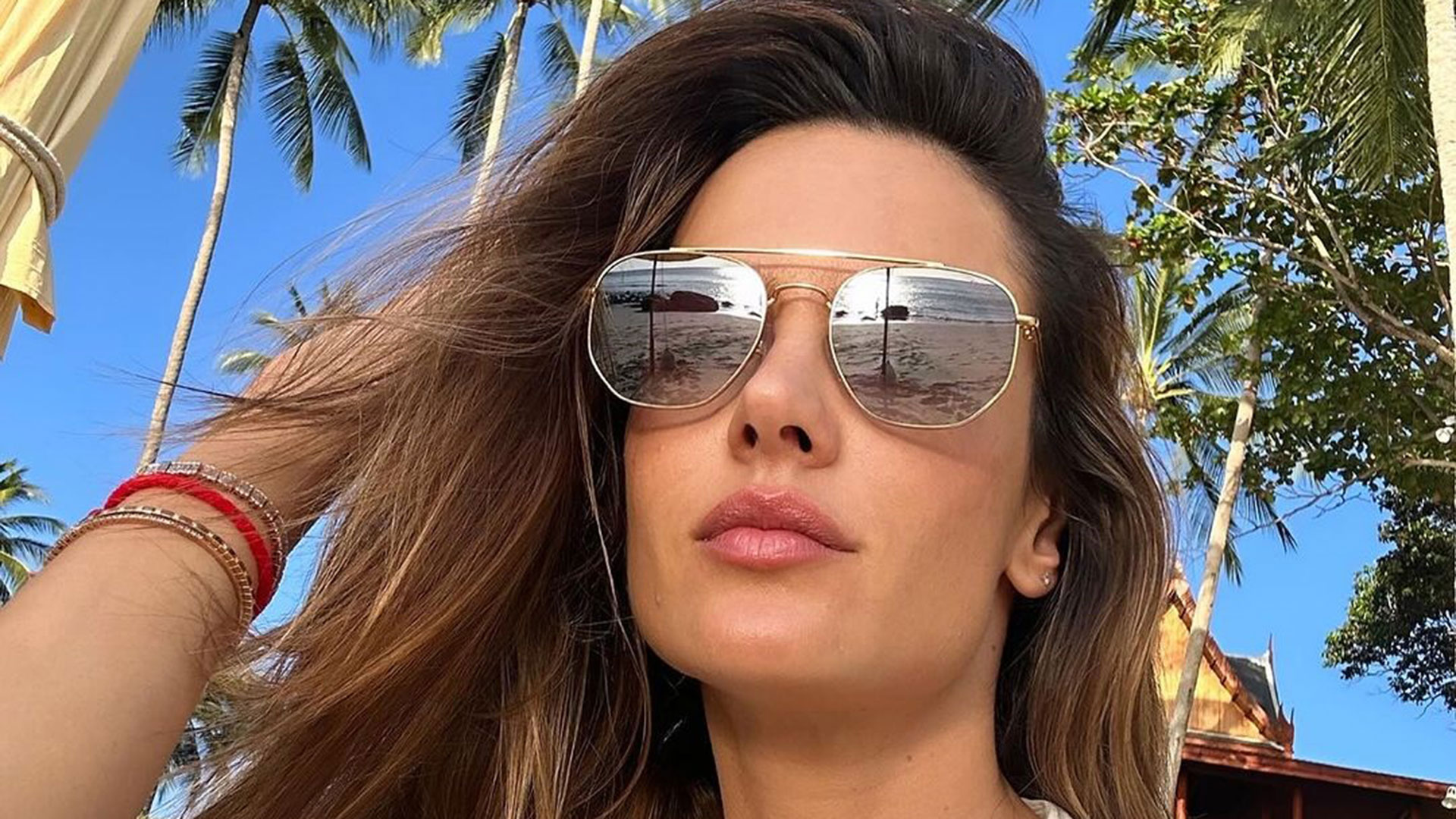 Alessandra Ambrosio faz procedimento estético na barriga