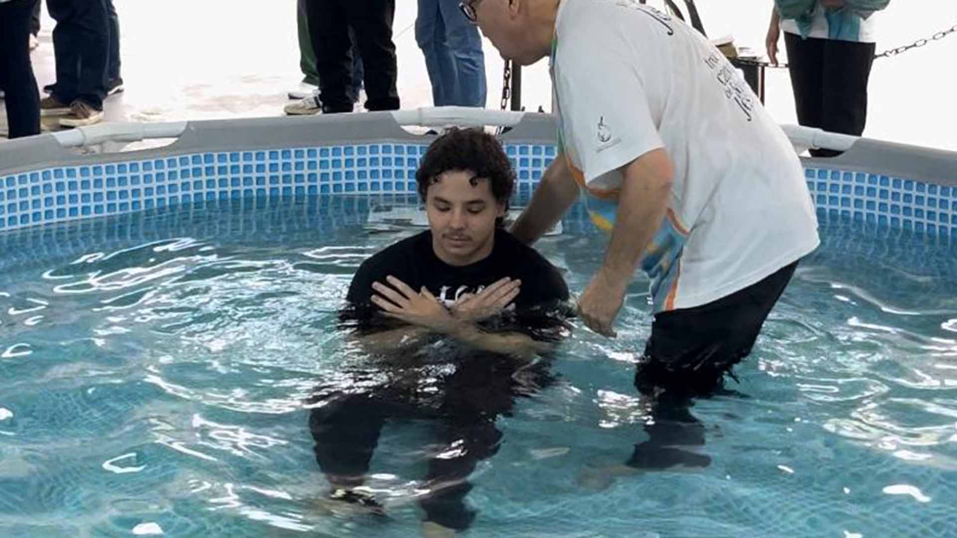 Filho de Ronaldo, Alexander é batizado na igreja evangélica