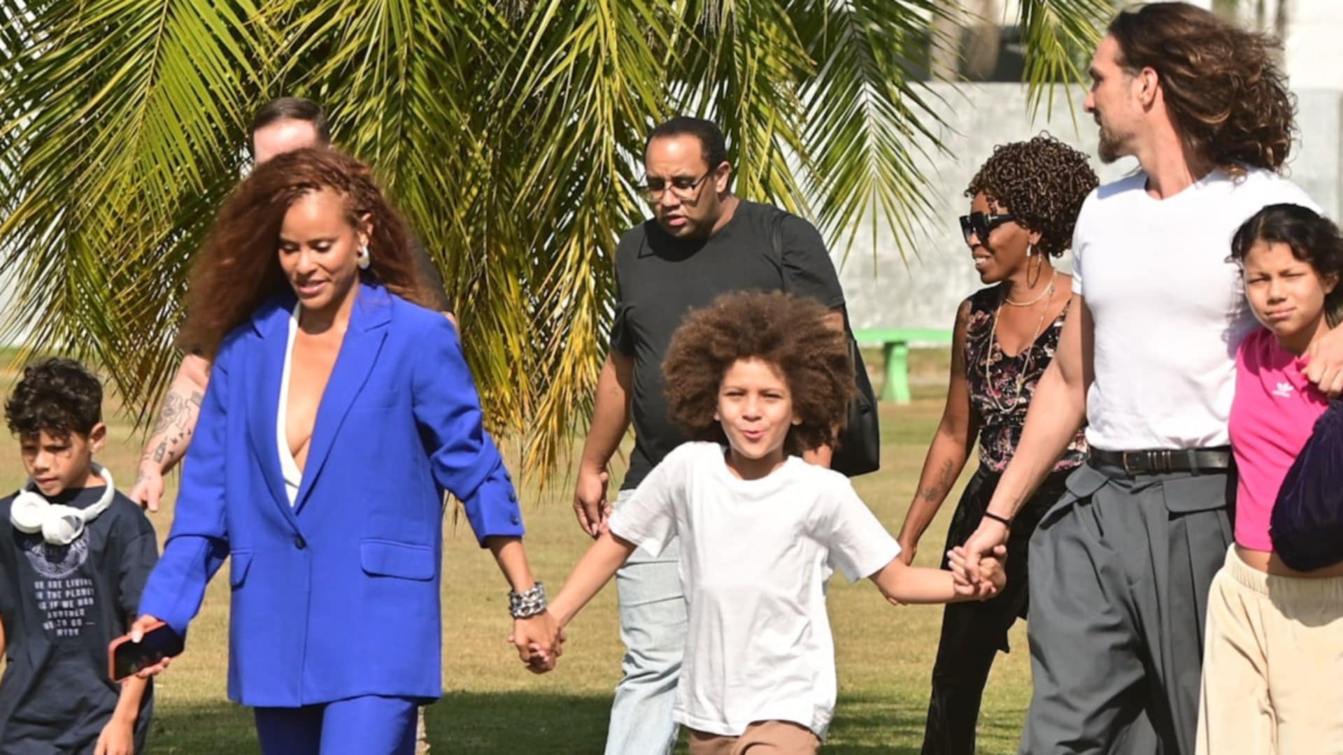 Aline Wirley faz aparição em público com os três filhos e o marido