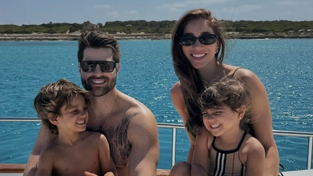 Alok e Romana Novais exibem boa forma em cliques na praia com os filhos