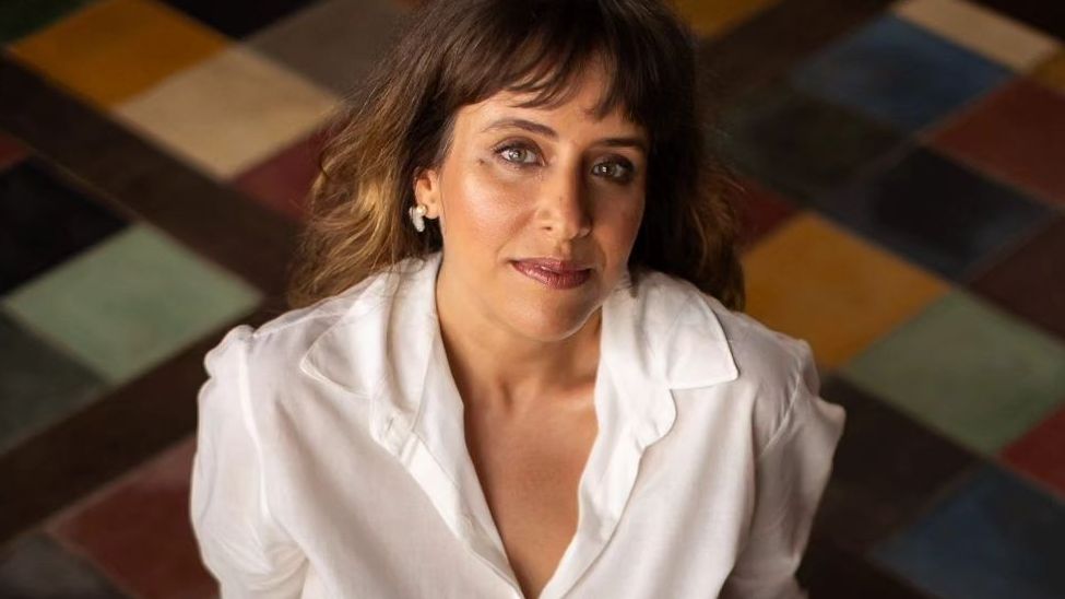 Humorista Ana Carolina Sauwen transforma maternidade em shows de comédia
