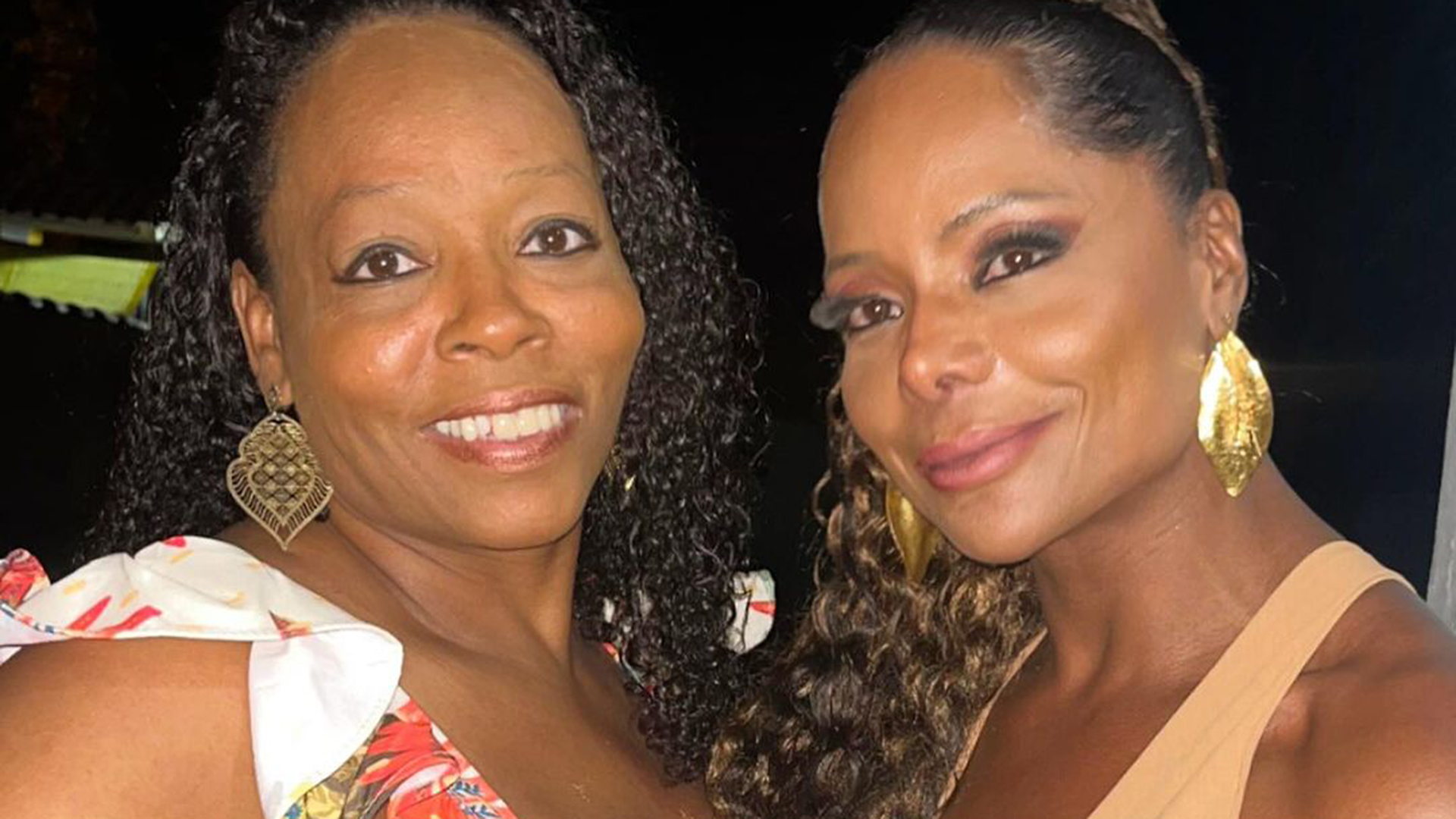 Adriana Bombom vai a Niterói para o velório da irmã gêmea: ‘Arrasada e abalada’