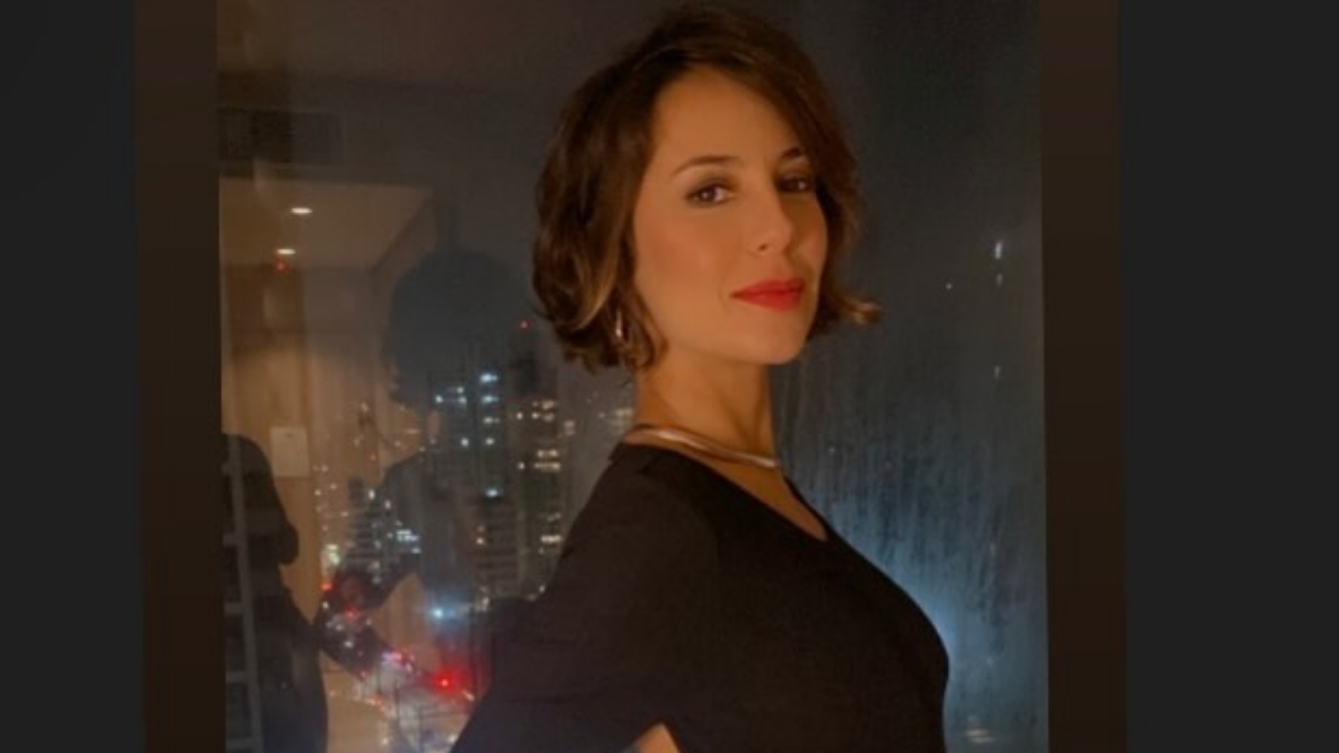 Grávida pela primeira vez, Andréia Horta encanta ao exibir a barriguinha