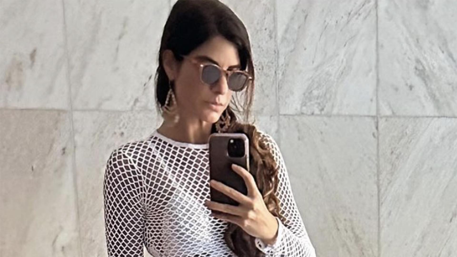 Andréia Sadi surge magérrima e deixa a barriga de fora