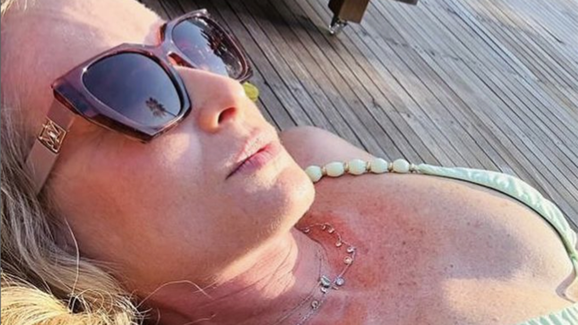 Magérrima, Angélica renova o bronzeado e exibe a barriga reta
