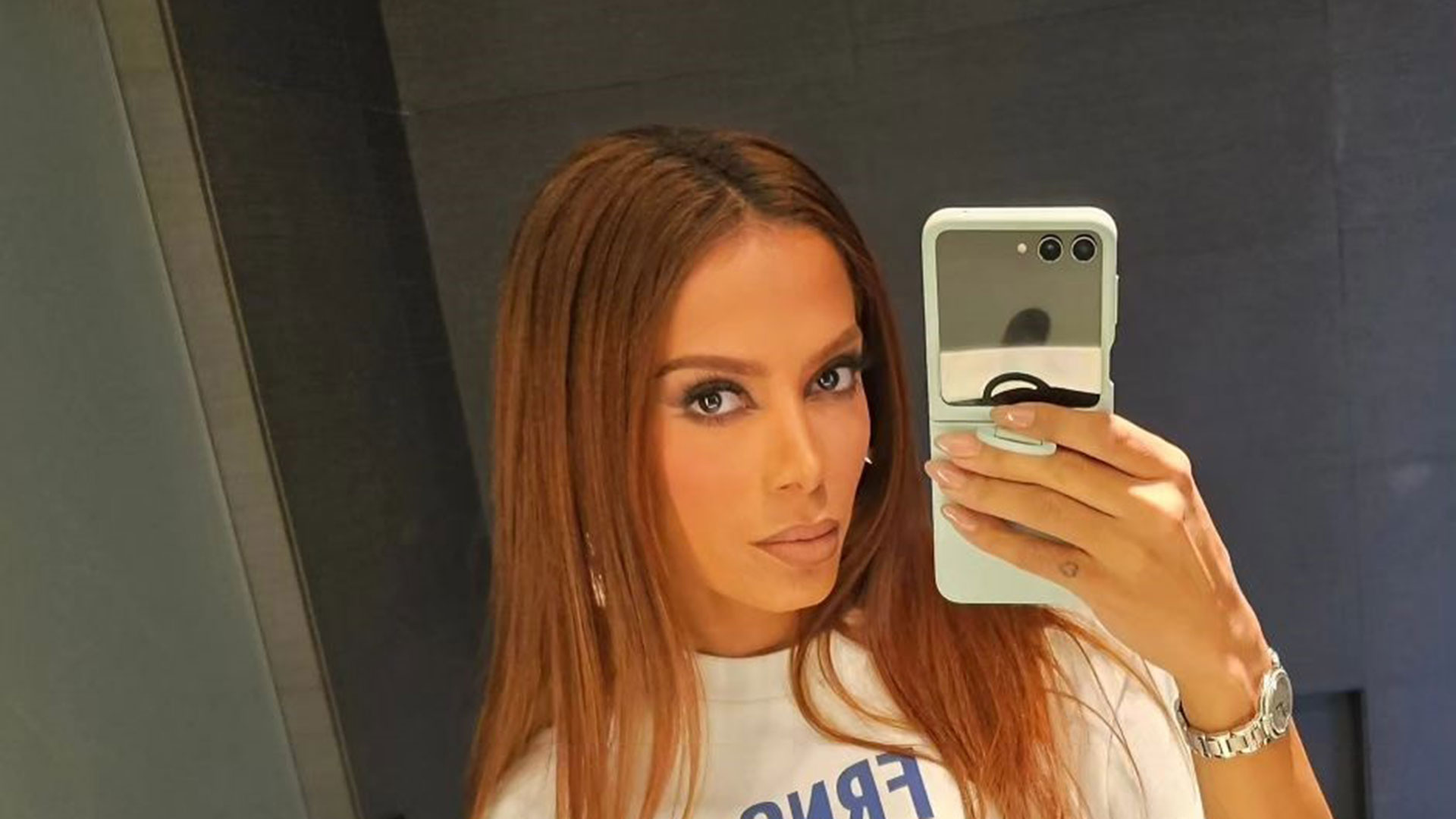 Anitta posa com fã durante viagem e semelhança impressiona: ‘Gêmeas’