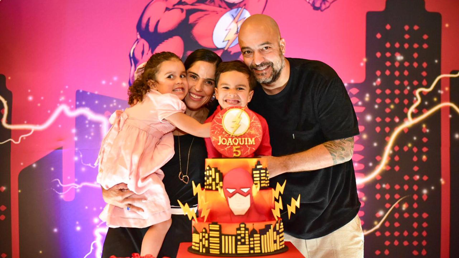 Camilla Camargo comemora o aniversário do filho ao lado da família