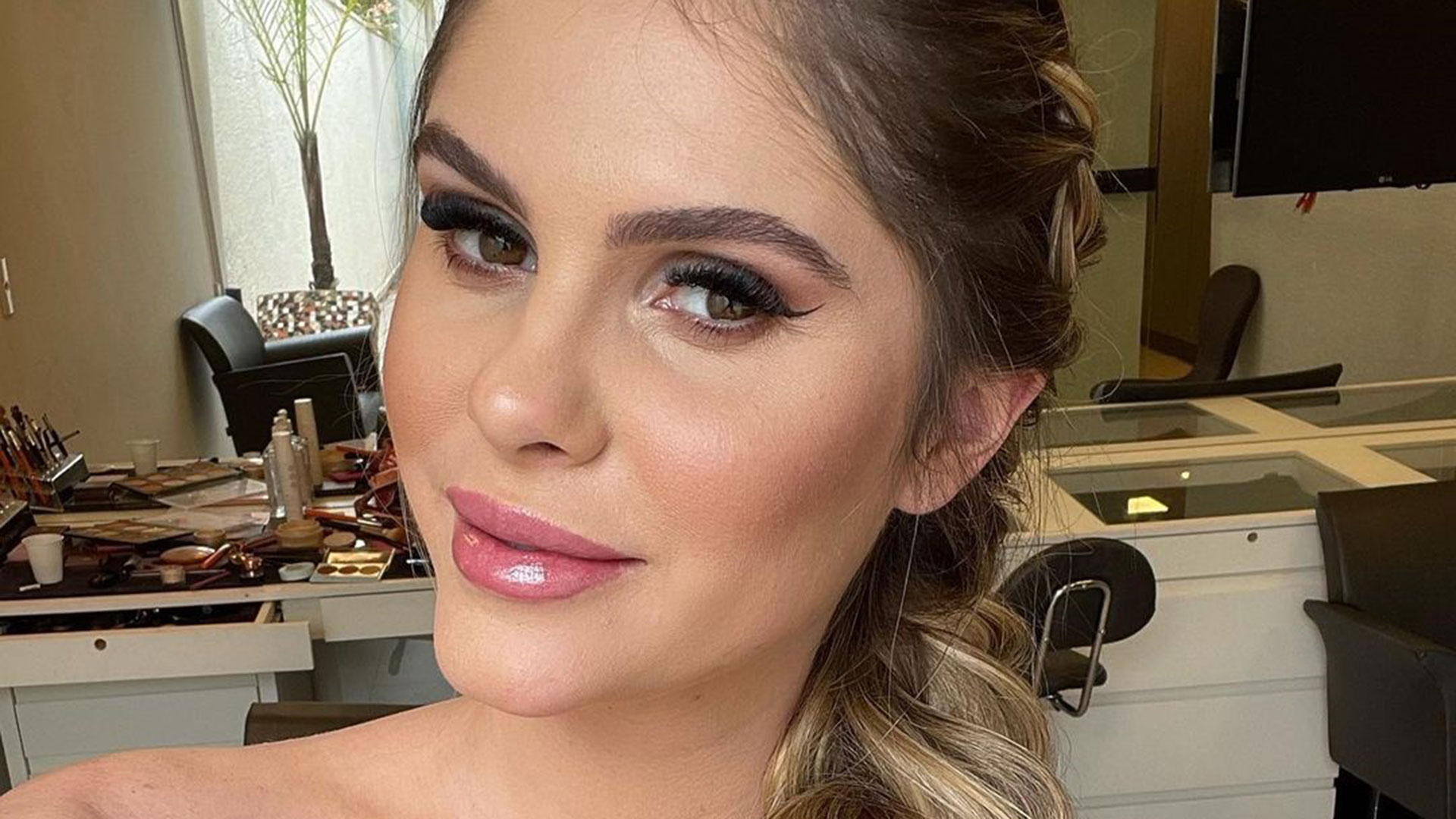 Bárbara Evans mostra corpo 14 dias após cirurgias plásticas