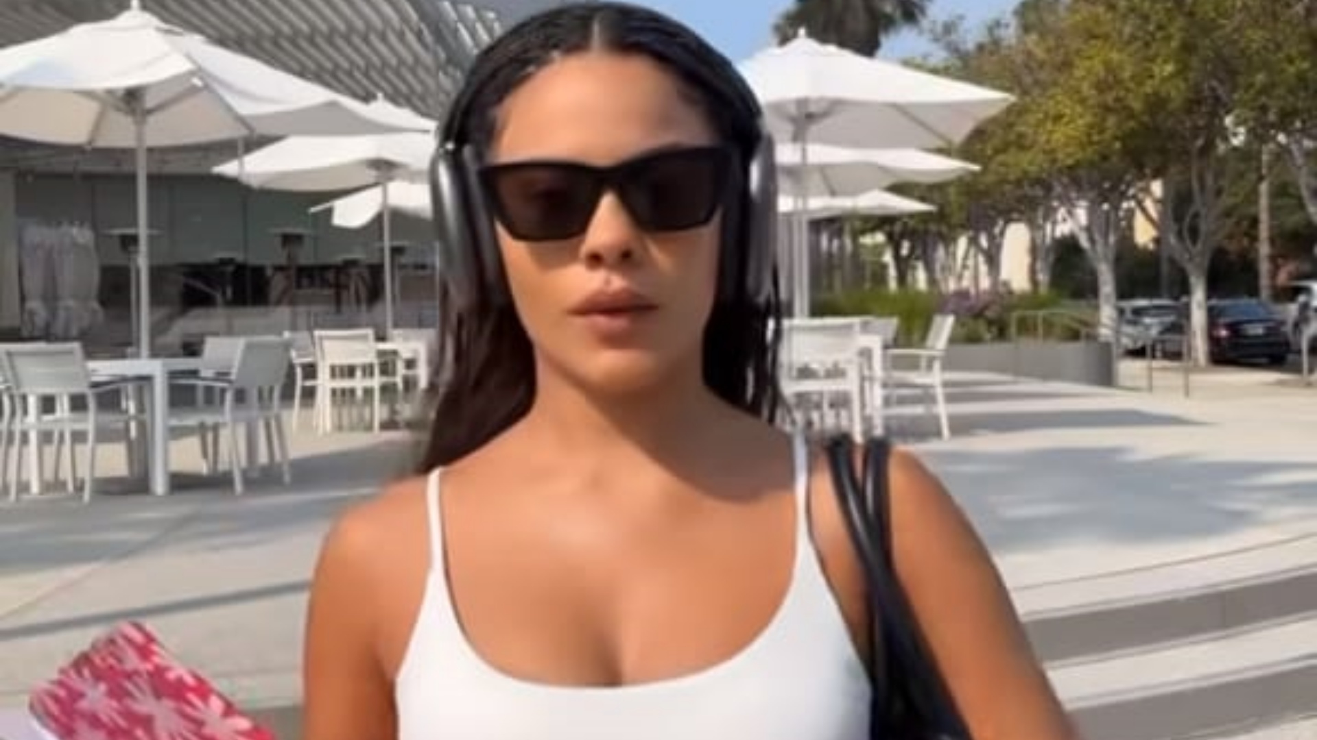 Bella Campos exibe cintura fininha ao apostar em look cintura baixa