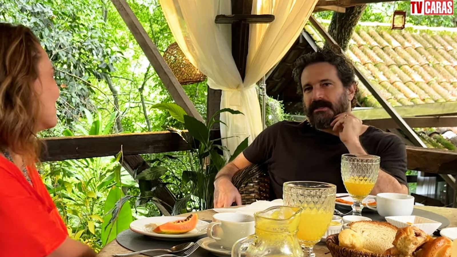 Reservado, Caco Ciocler abre sua intimidade e confessa sobre casamento: ‘Espalhar amor’