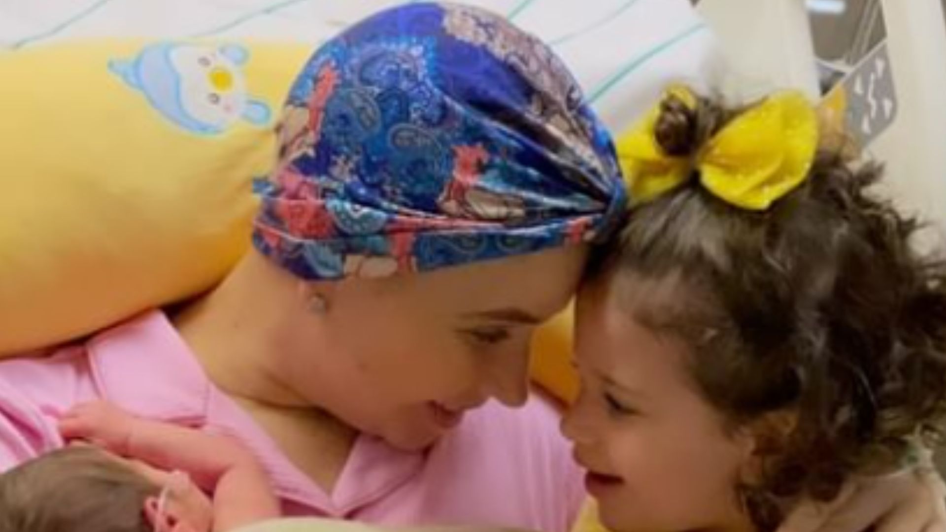 No hospital, cantora gospel Camila Campos encanta ao posar com as filhas