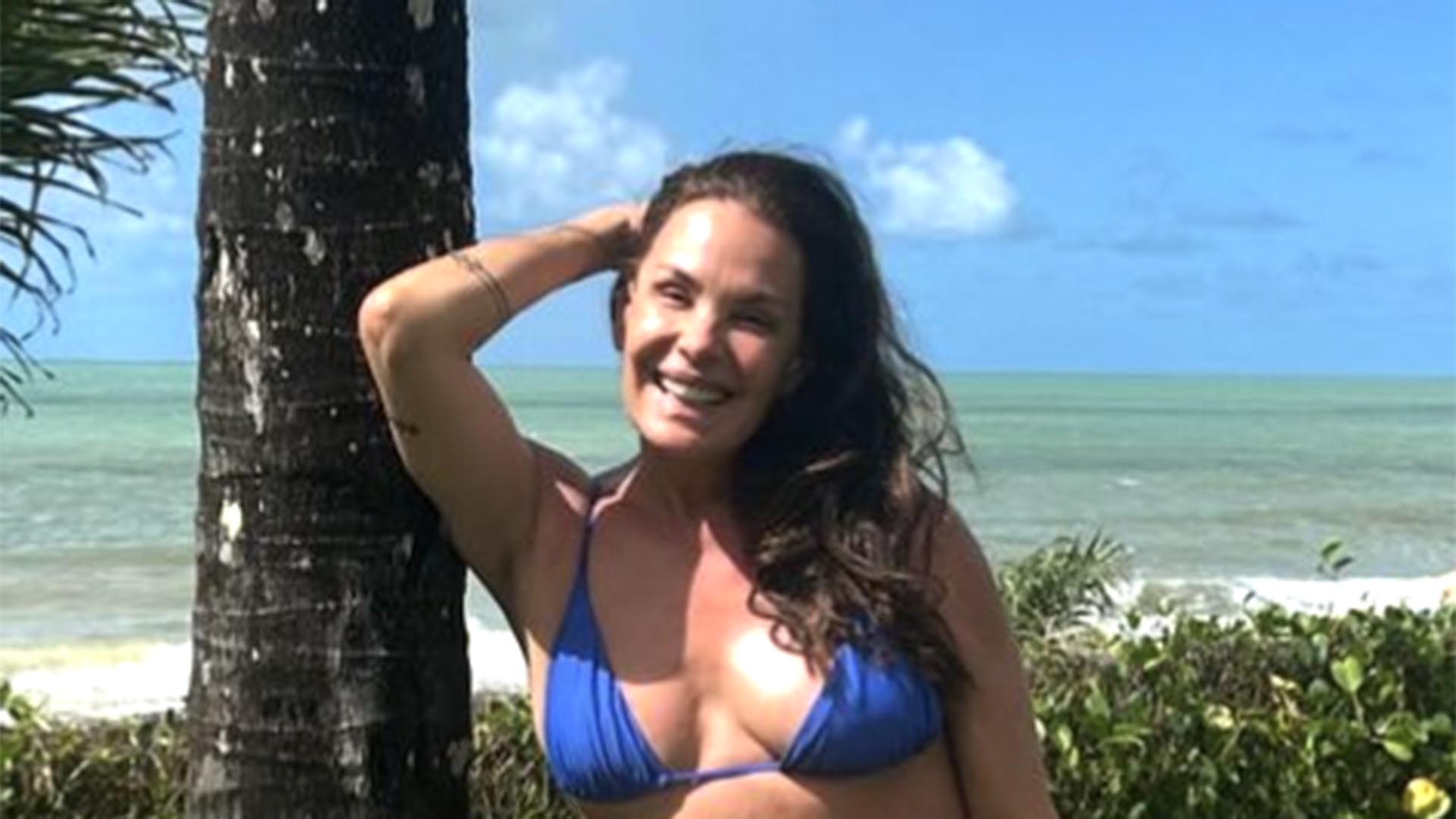 Magérrima, Carolina Ferraz ostenta a barriga reta em novas fotos