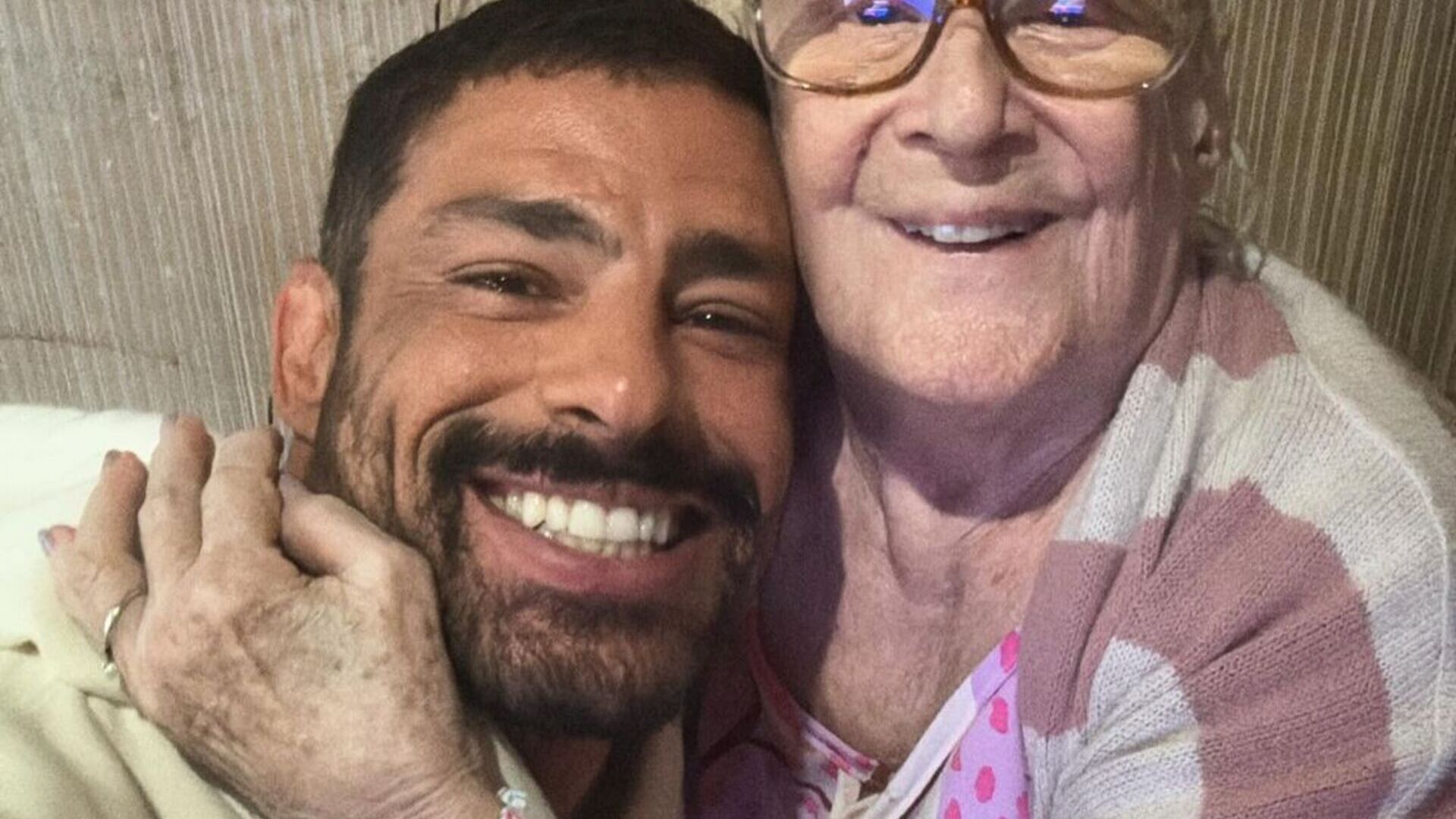 Cauã Reymond encanta ao postar foto rara com a avó e a tia