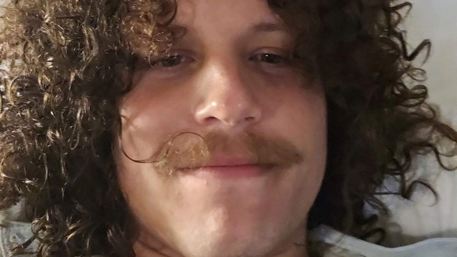 Filho de Cássia Eller recebe críticas por visual e responde
