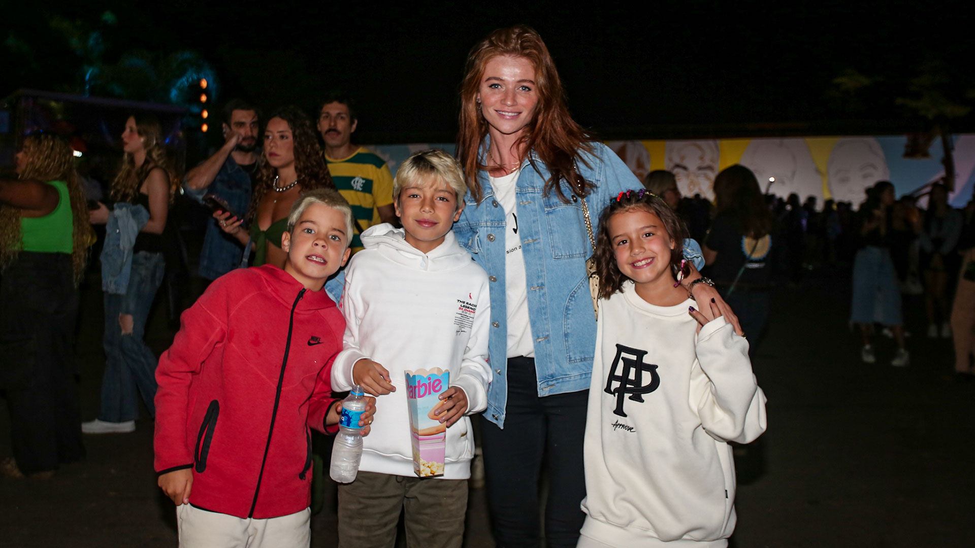Cintia Dicker curte show com os filhos de Pedro Scooby