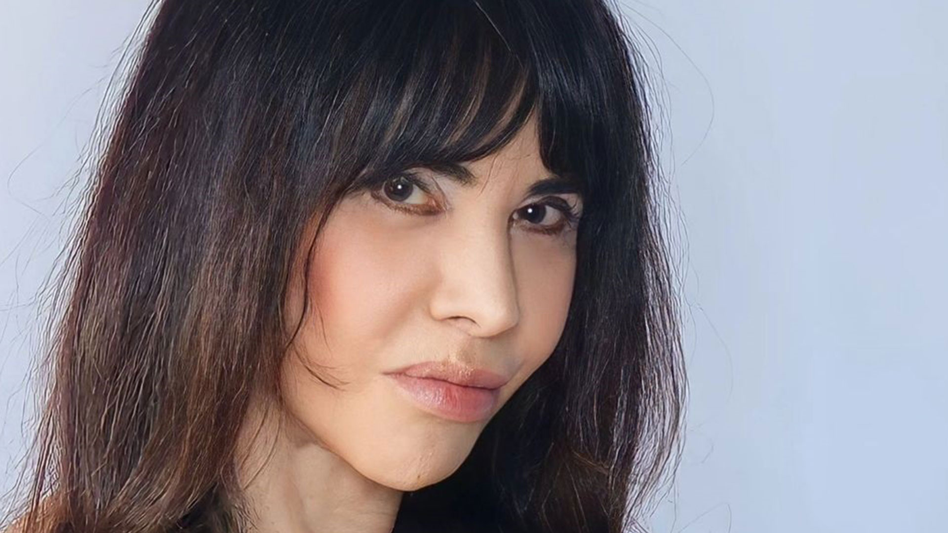 Claudia Alencar se recupera bem após cirurgia na coluna